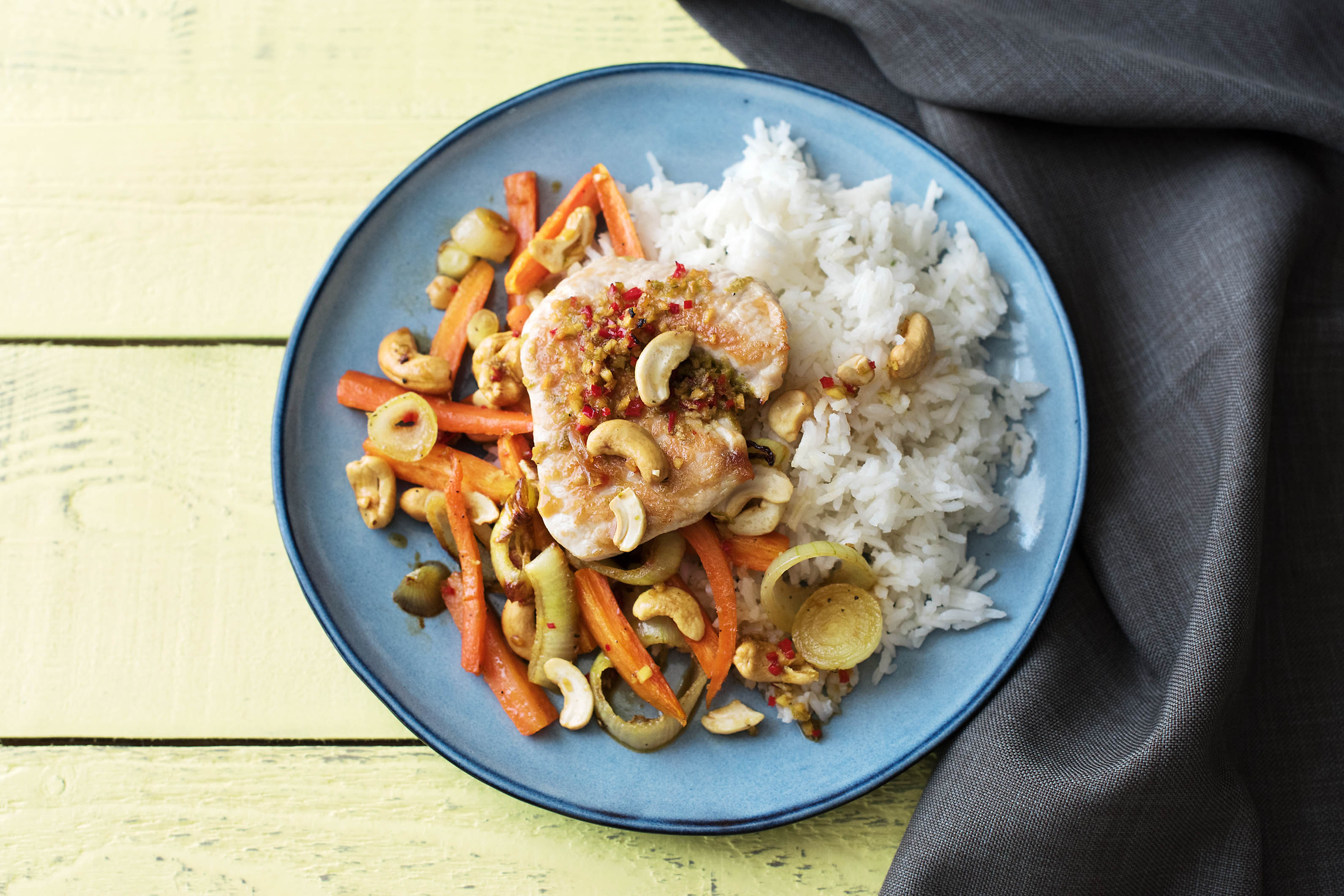 Pikant glasierte Putenbrust mit Ofen-Möhren