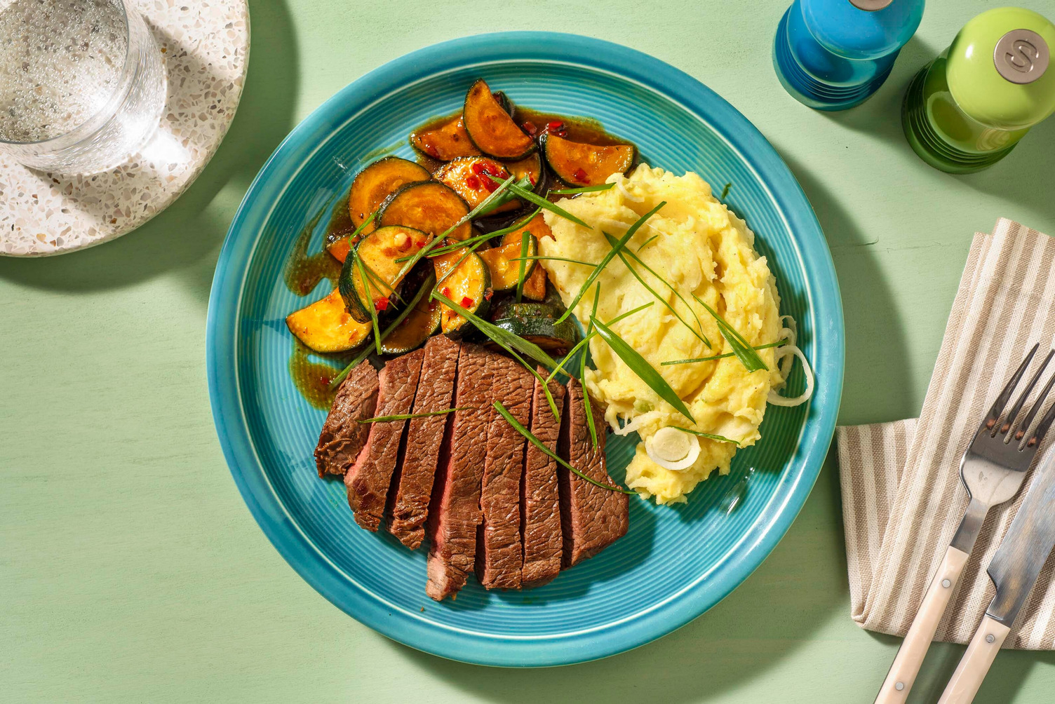 Pikant mariniertes Rindersteak mit Zucchini