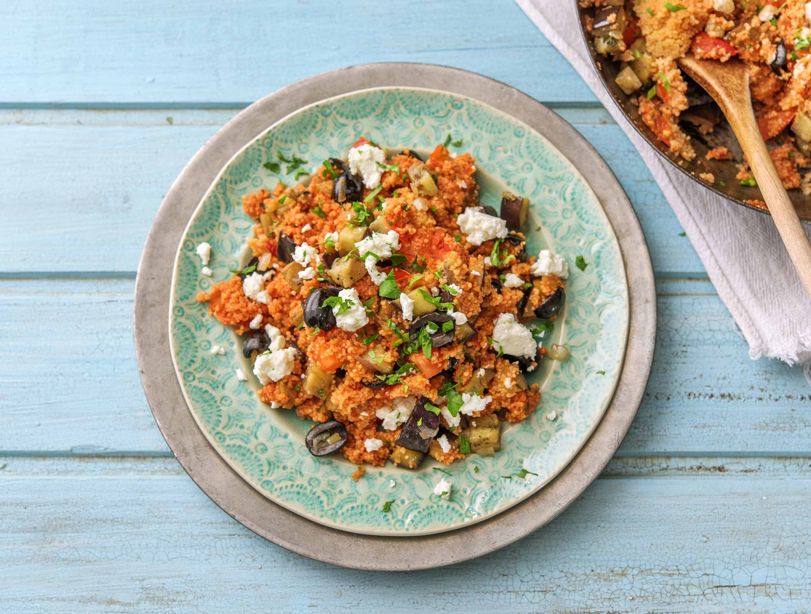 Pikante harissacouscous met feta en olijven