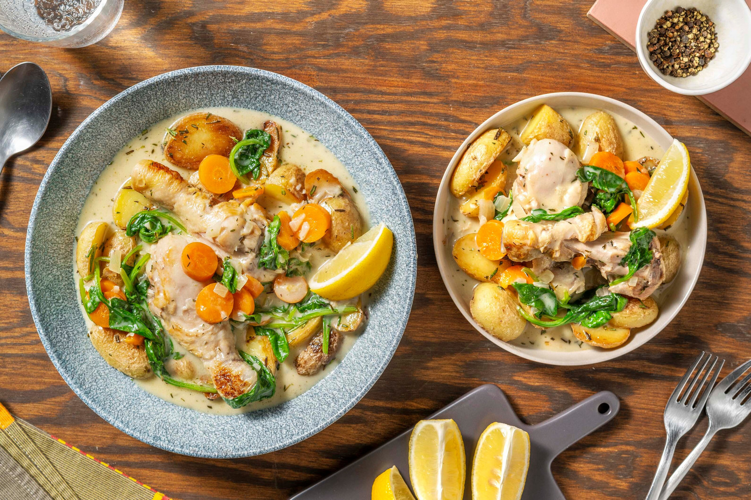 Kipdrumsticks in roomsaus met spinazie en wortel