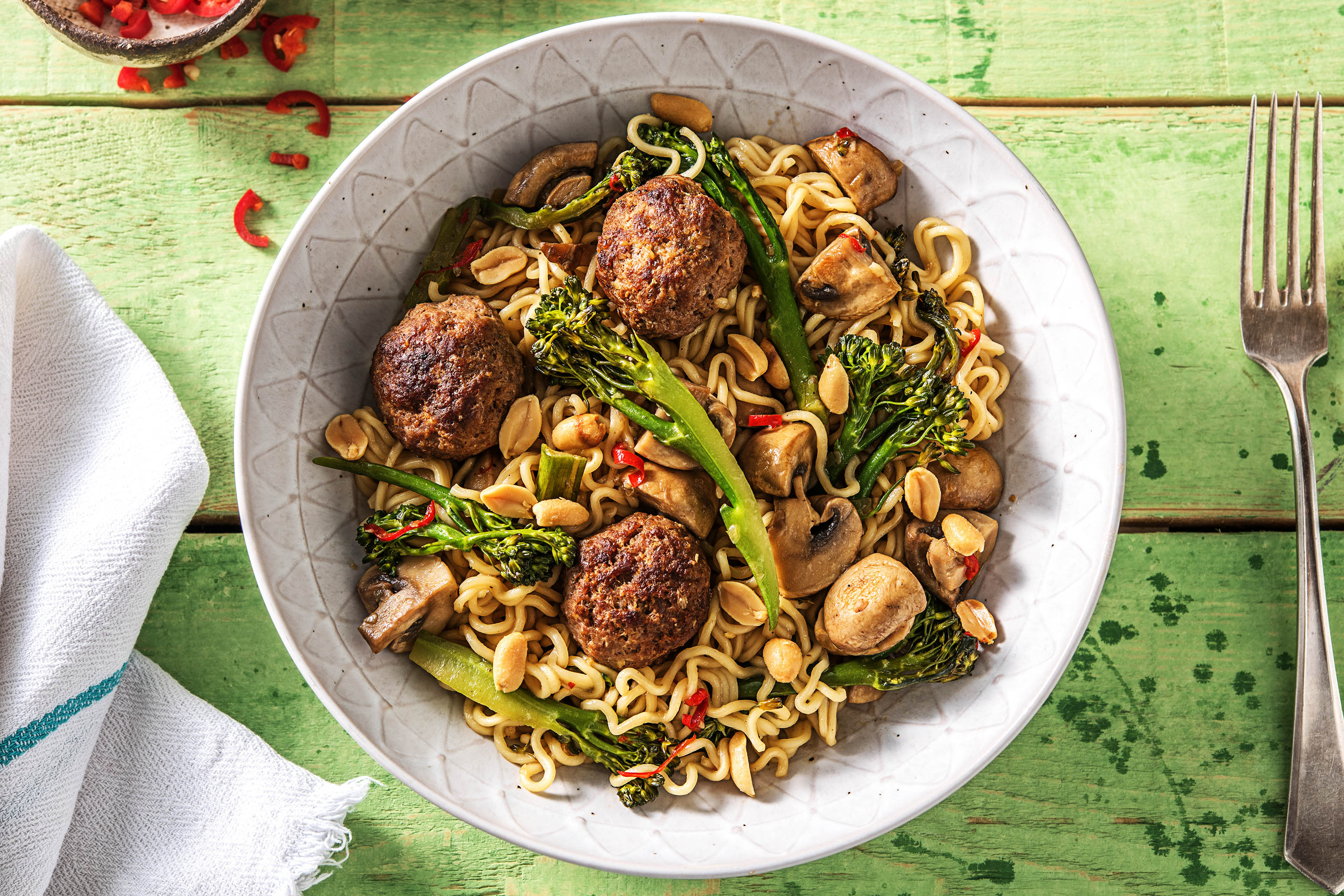 Boulettes aux cacahuètes, nouilles et bimis