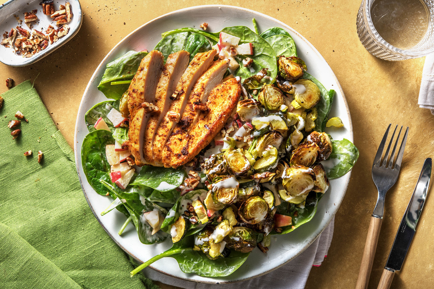 Piri-Piri-Poulet auf Rosenkohl-Apfel-Salat