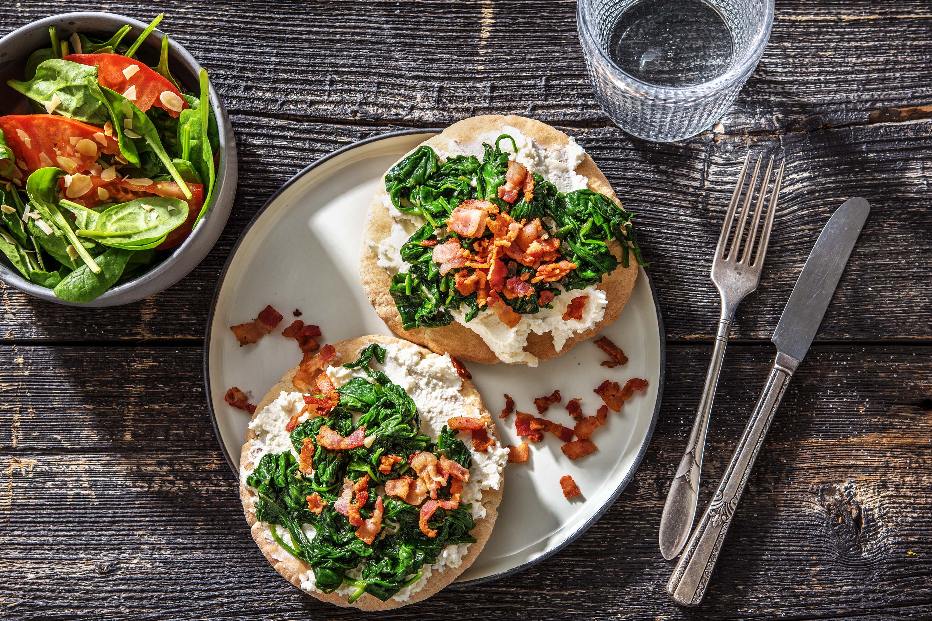 Pita-pizza met ricotta, spinazie en spekblokjes