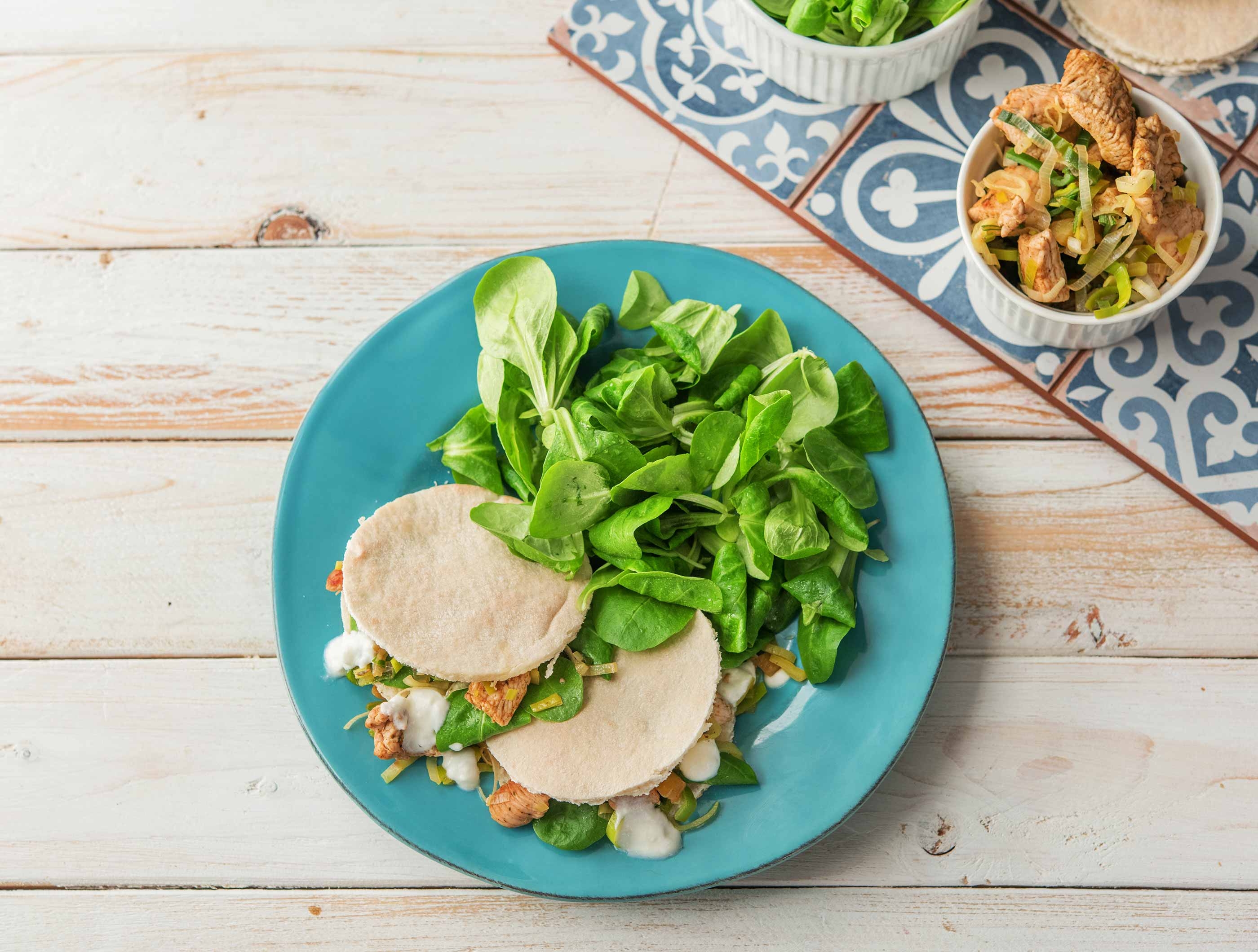 Pains pita au shawarma de dinde, carotte jaune, yaourt grec et salade