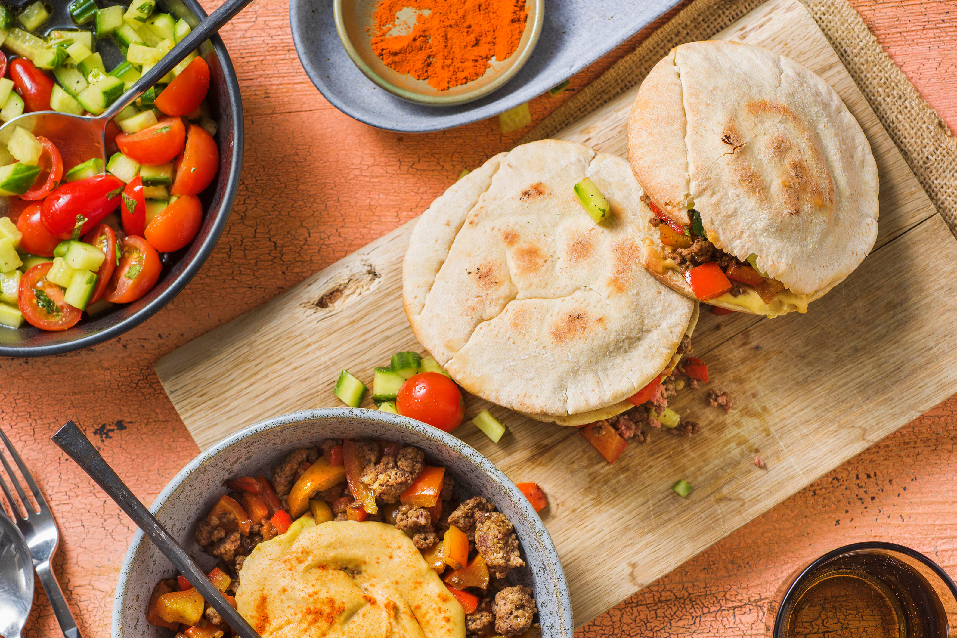 Pitabroodjes met rundergehakt en hummus