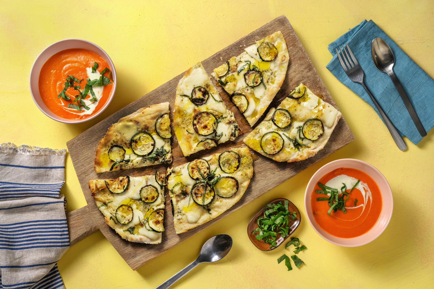Naanpizza met gegrilde courgette en grana padano