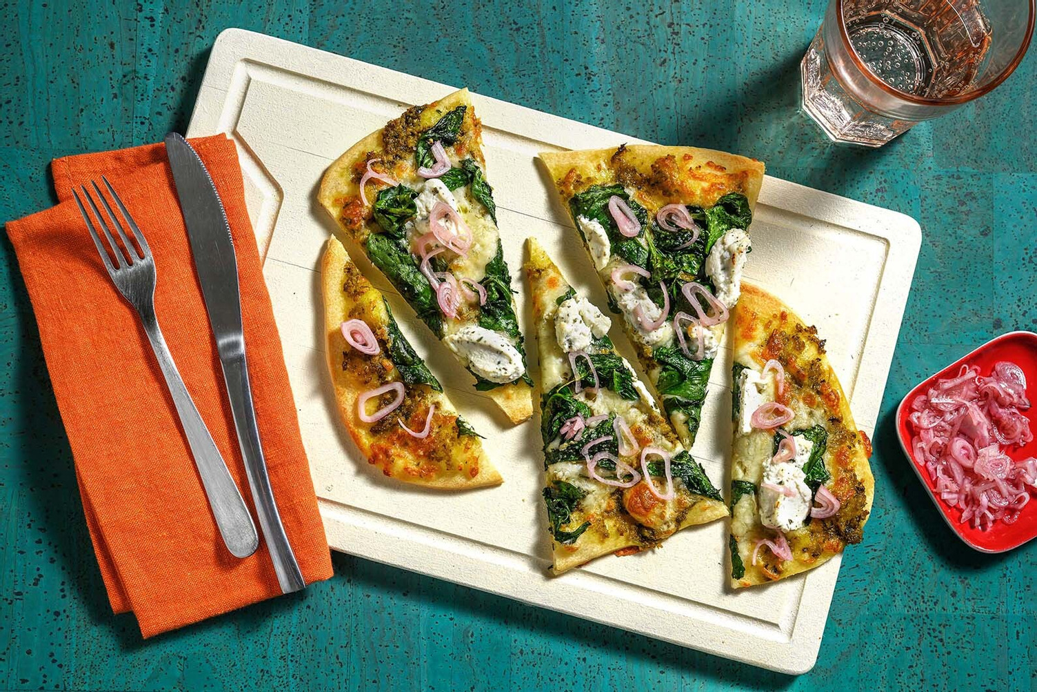 Pizzas aux épinards à l'ail et à la ricotta