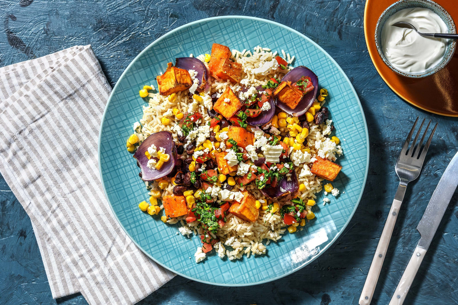 Plat à base de riz avec de la patate douce, une salsa piquante, garni de feta