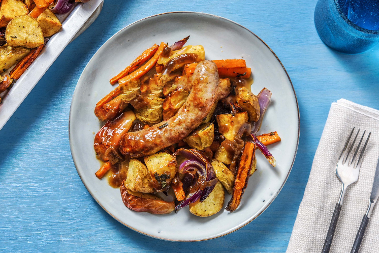 Plat de légumes au four et saucisse à l'oignon et cheddar