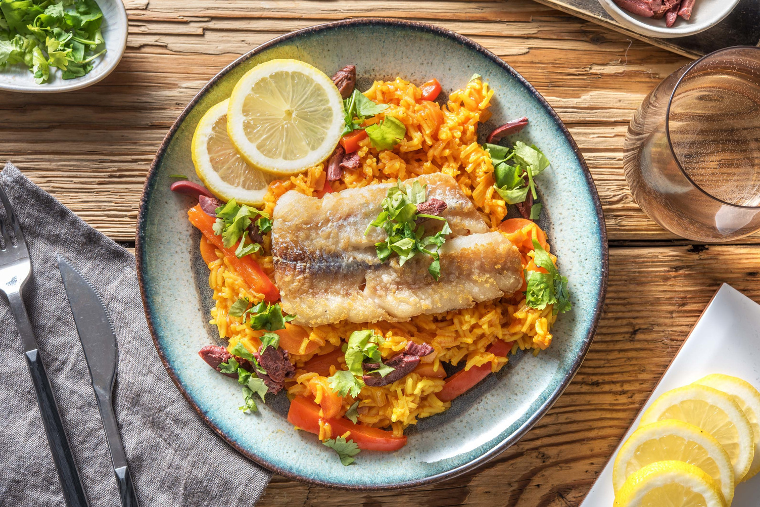 Plat de riz au lieu jaune à la méditerranéenne
