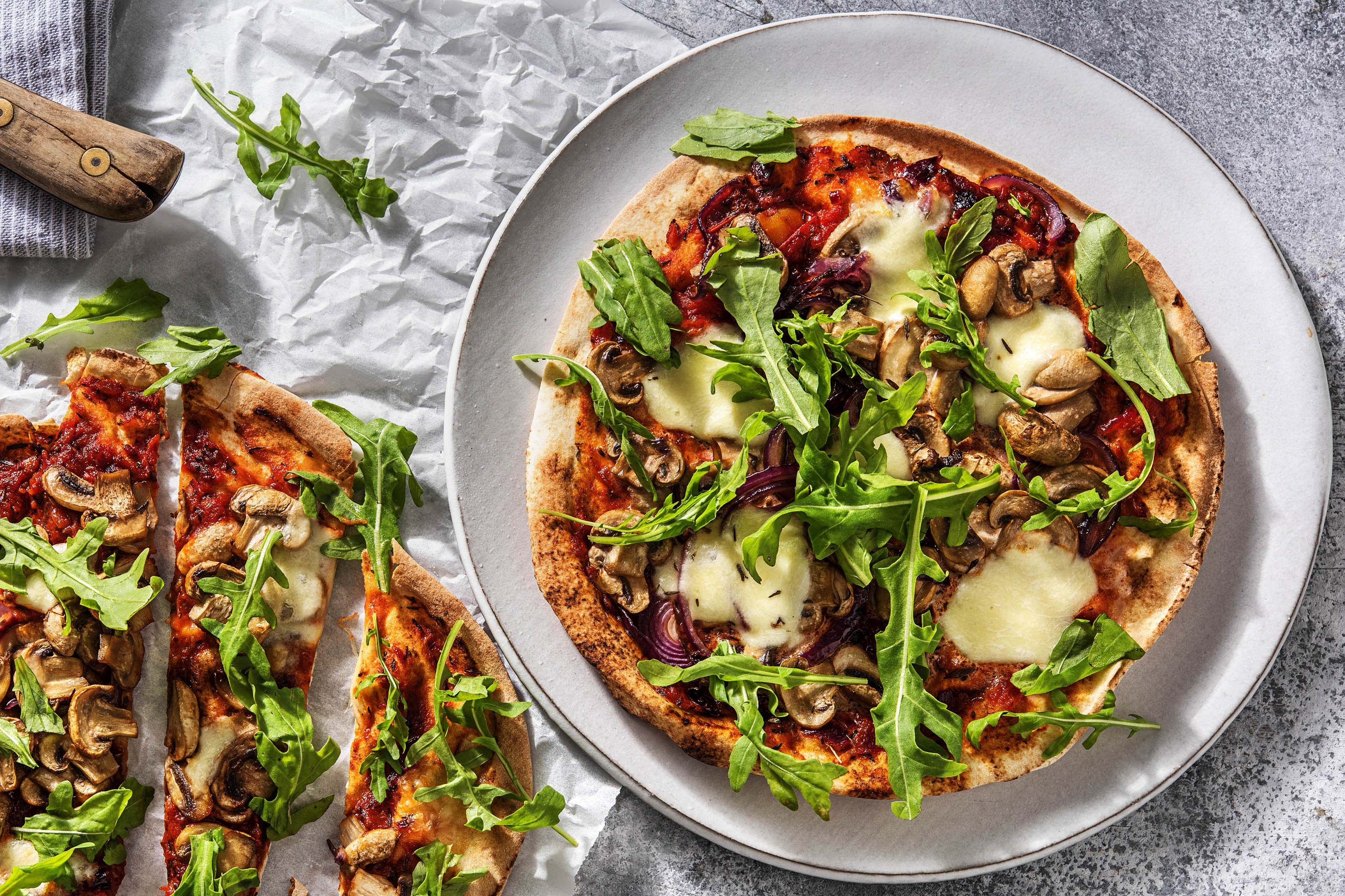 Platbroodpizza funghi