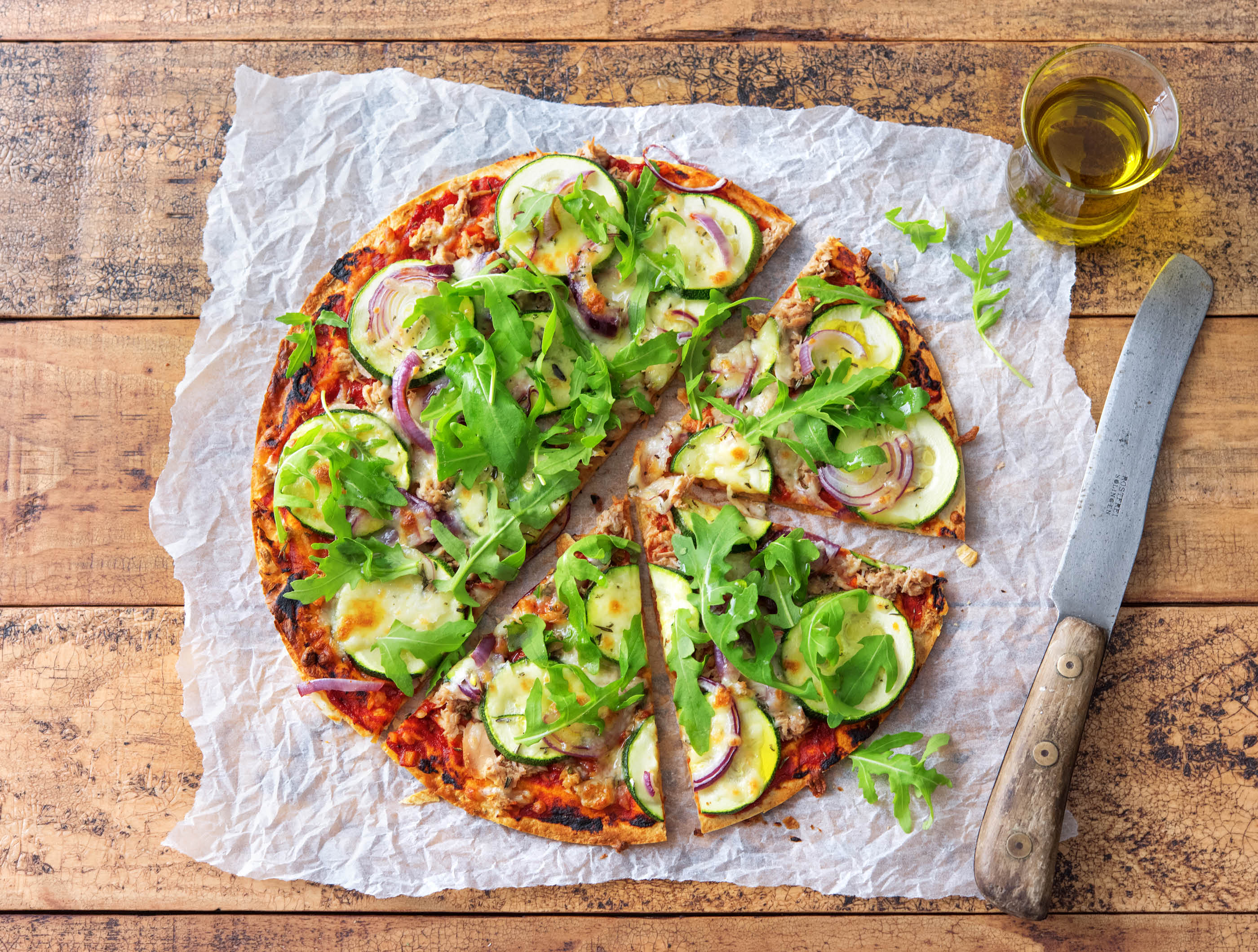 Platbroodpizza met tonijn, courgette en kaas