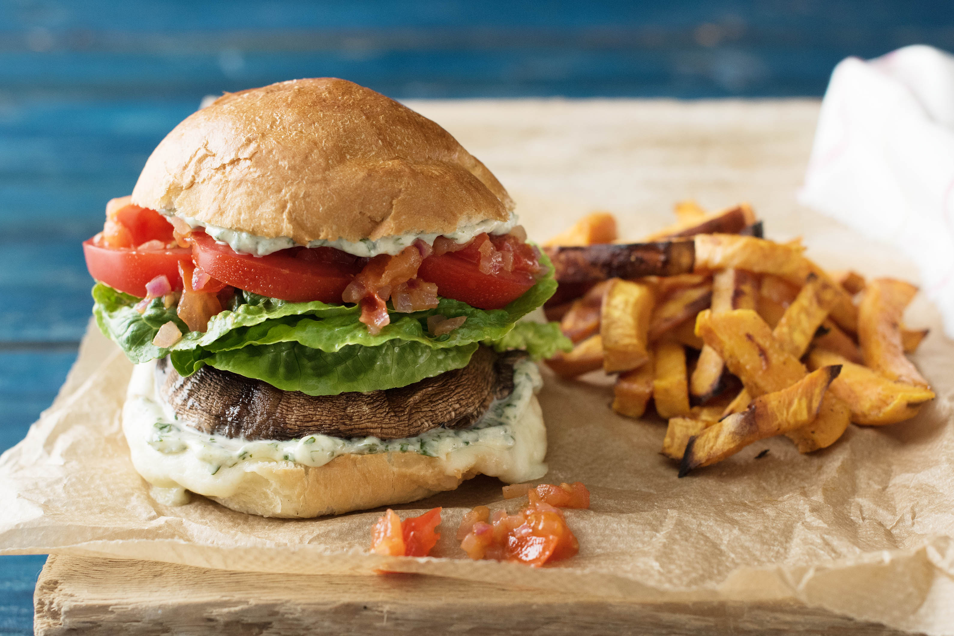"PLT"-Burger mit Tomaten-Zwiebel-Marmelade