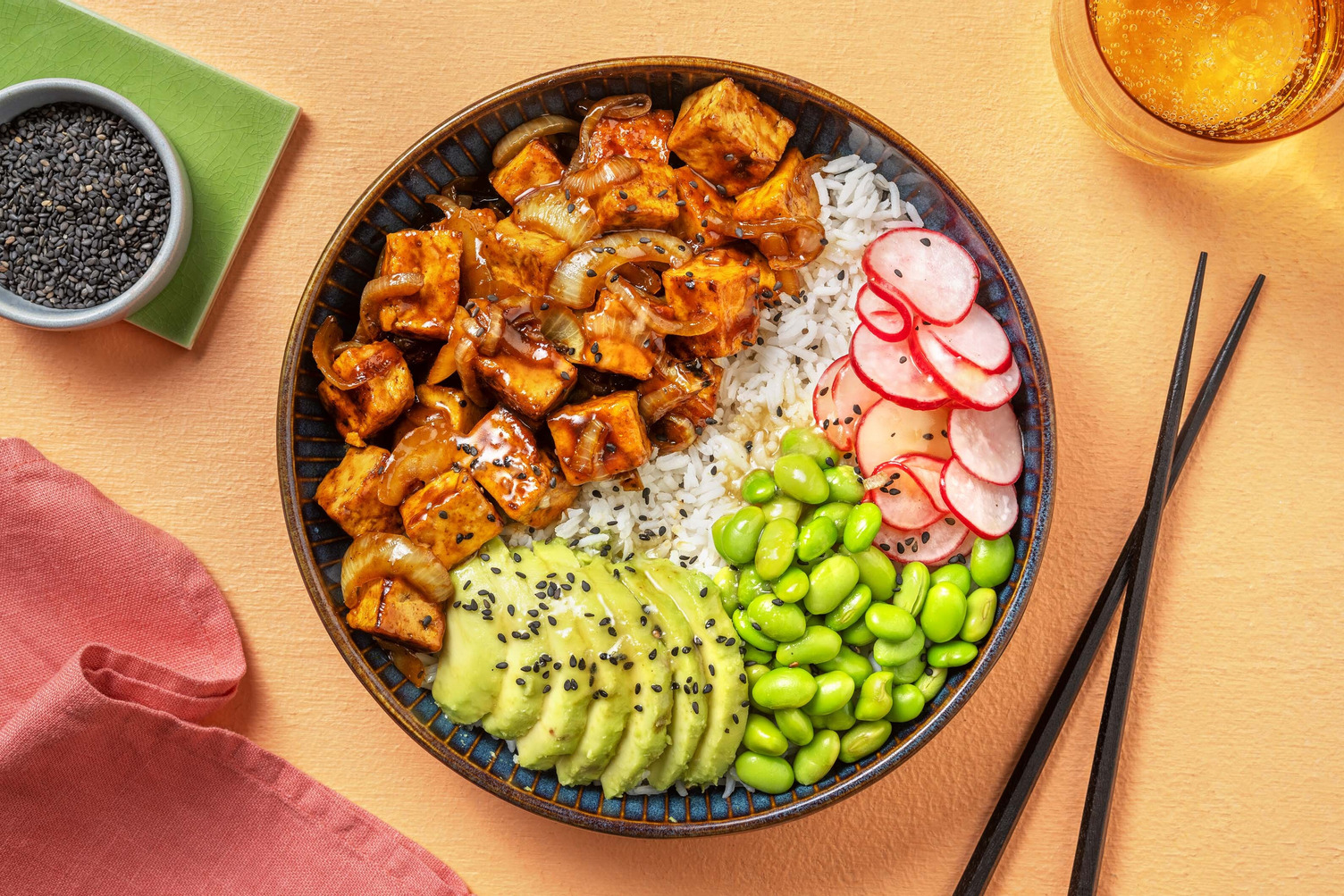 Poké bowl au tofu mariné et riz