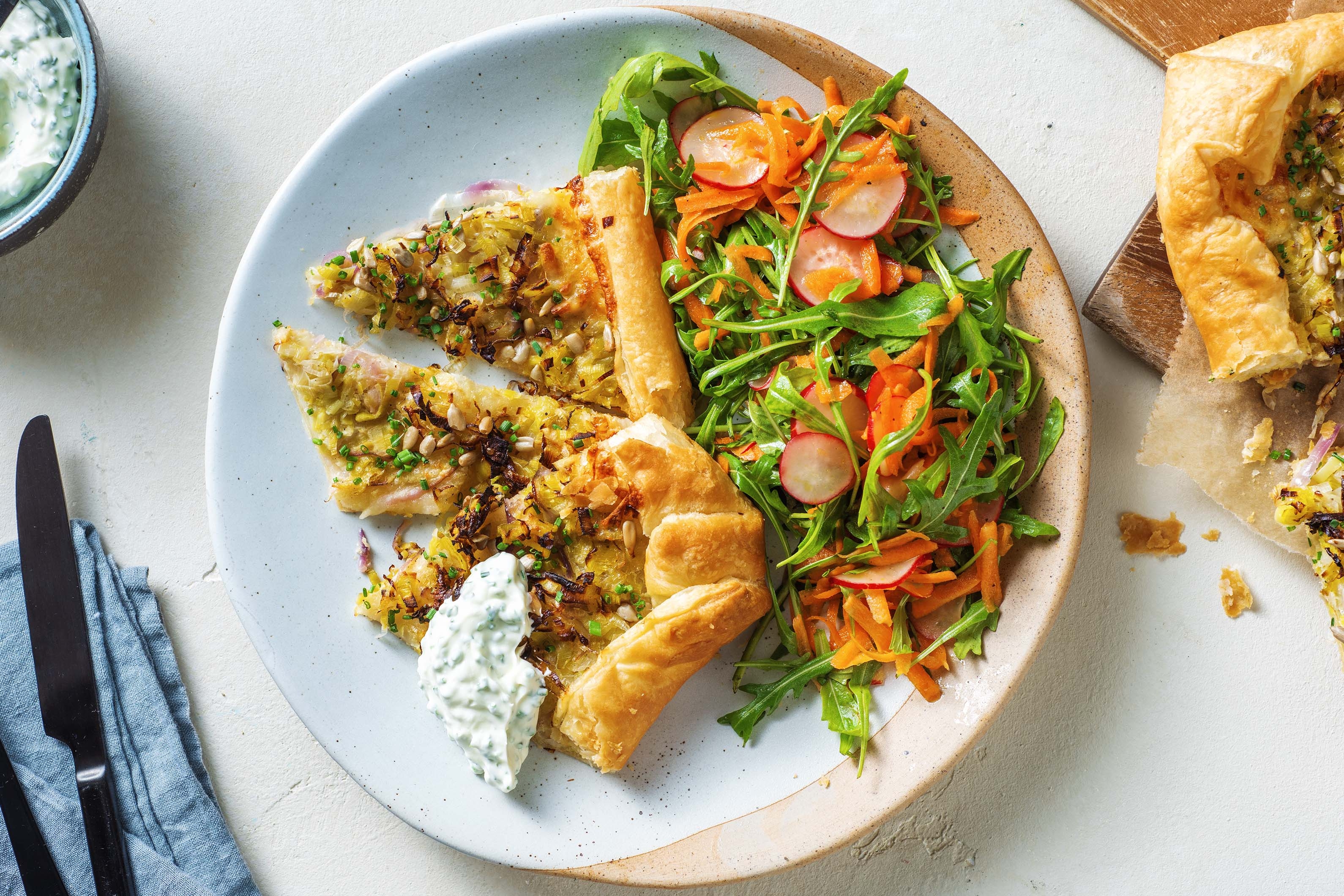 Porreetarte mit Senf und Schnittlauch-Dip