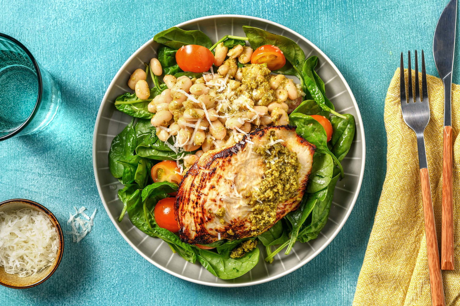 Poulet au pesto au basilic faible en glucides