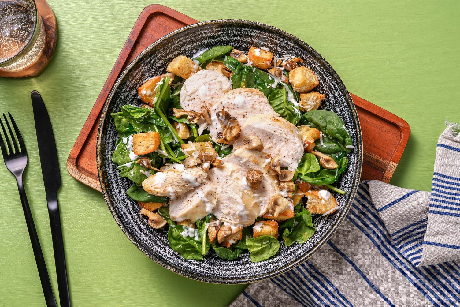 Poulet aux champignons assaisonné de poivre au citron