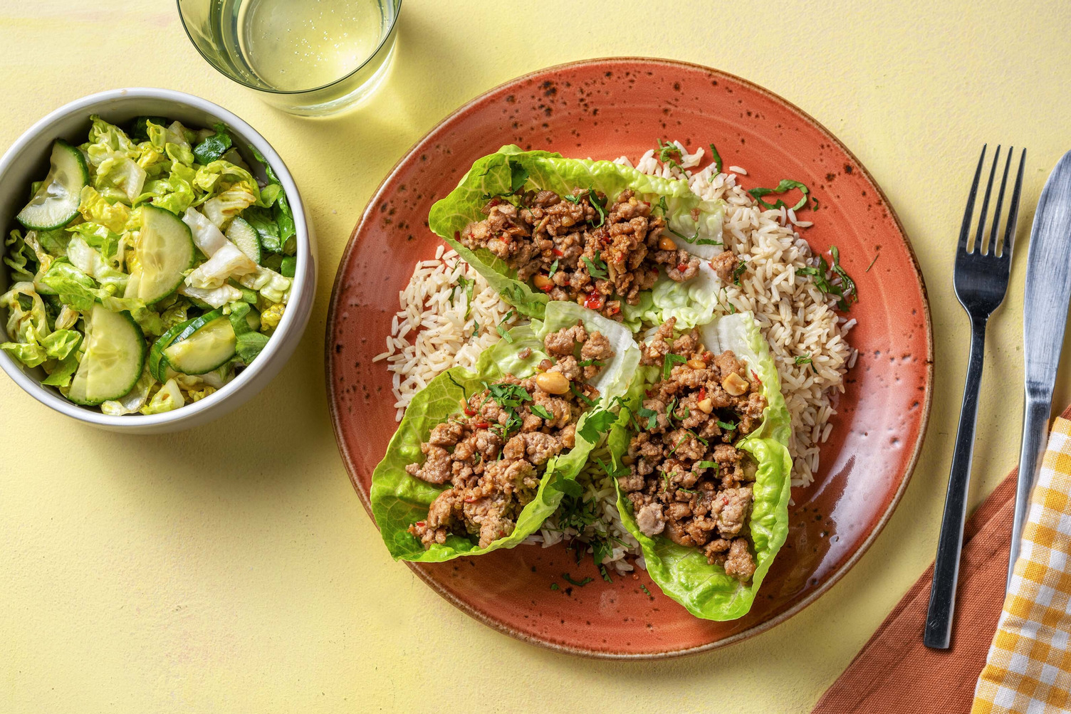 Poulet haché épicé à l'asiatique servi dans de la little gem