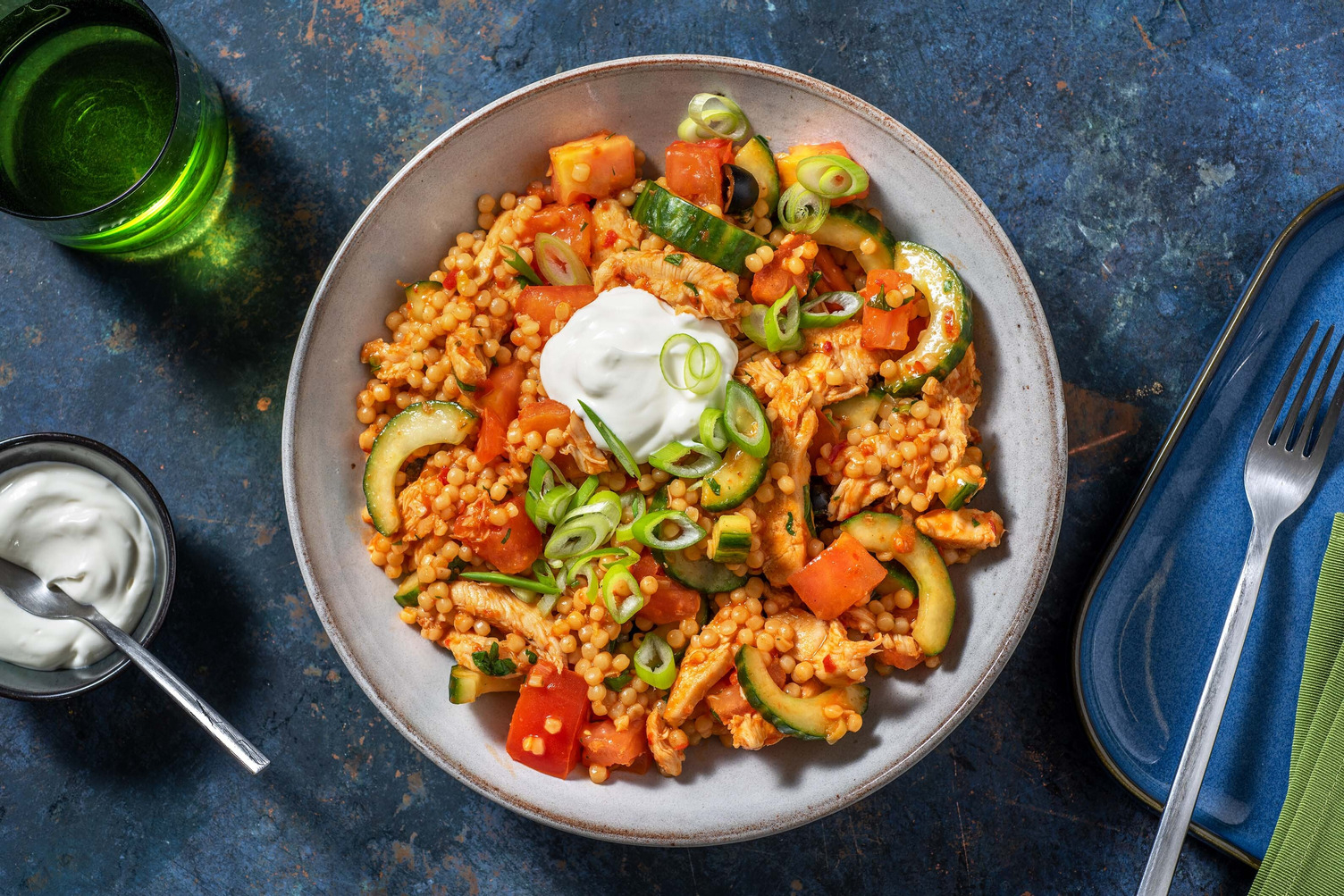 Poulet-Perlencouscous-Salat mit Oliven