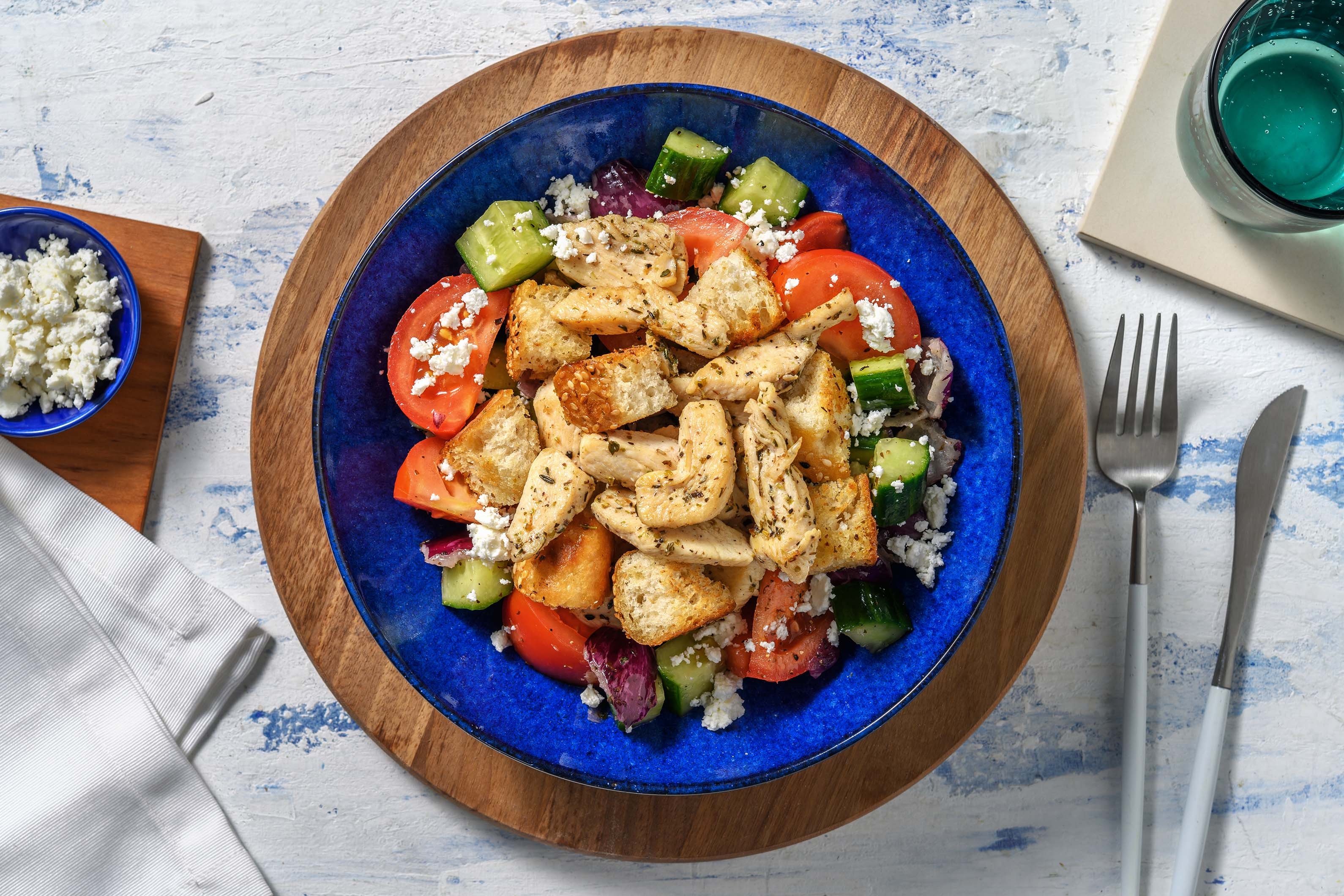 Pouletstreifen auf griechischem Salat