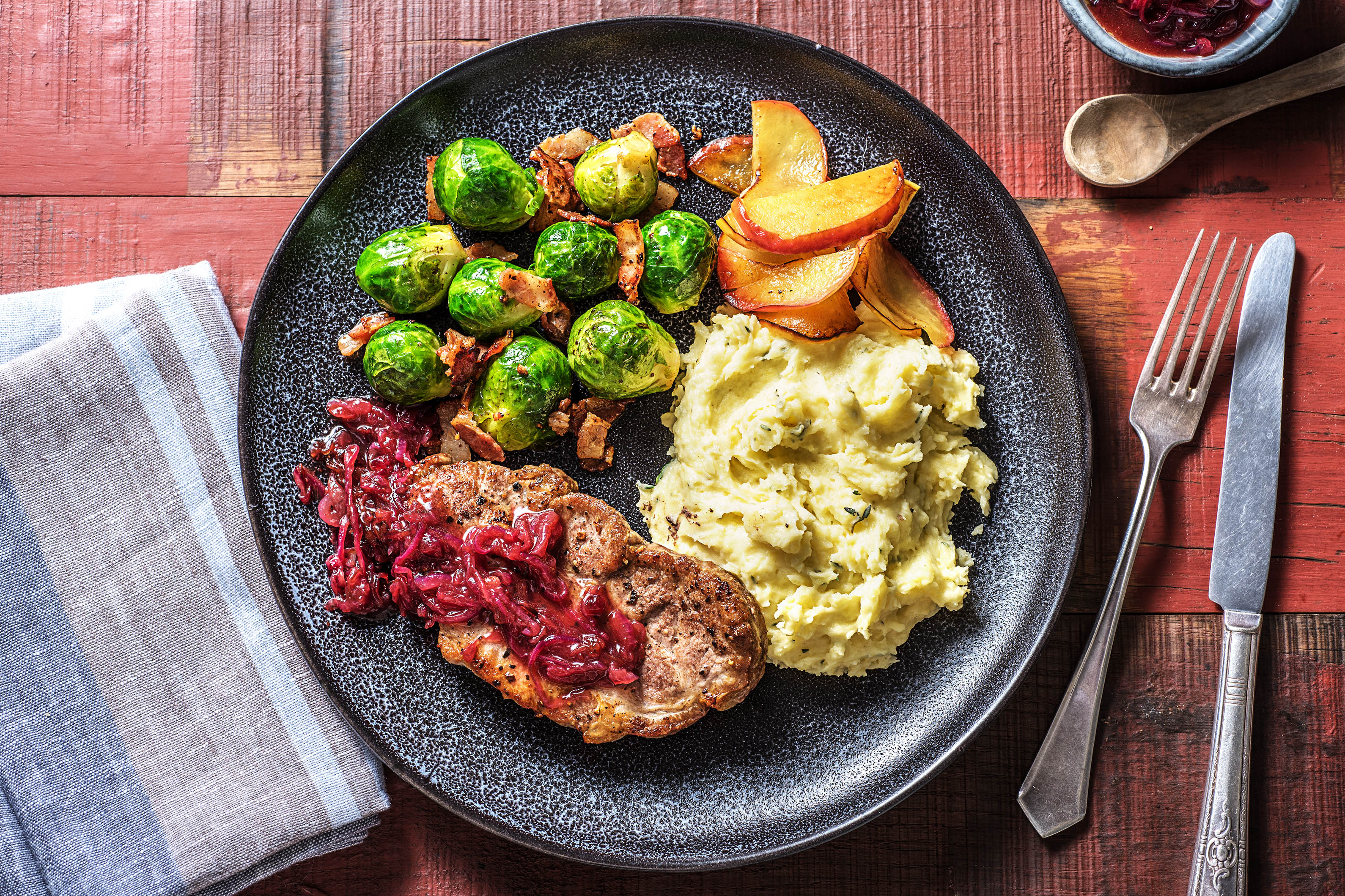 Échine de porc désossée aux choux de Bruxelles et aux lardons