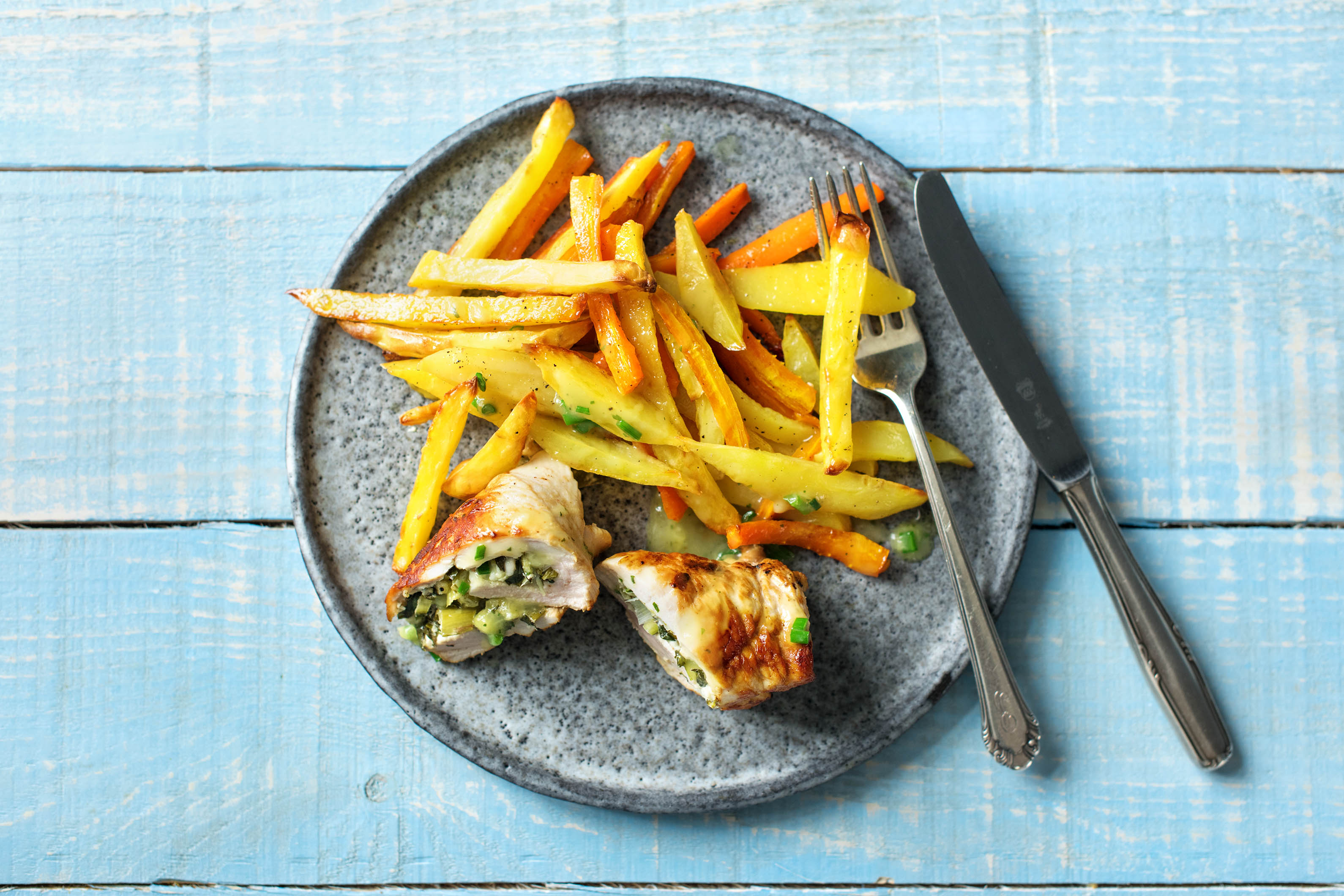 Putenbrust-Roulade mit kuriosem Löwenzahn