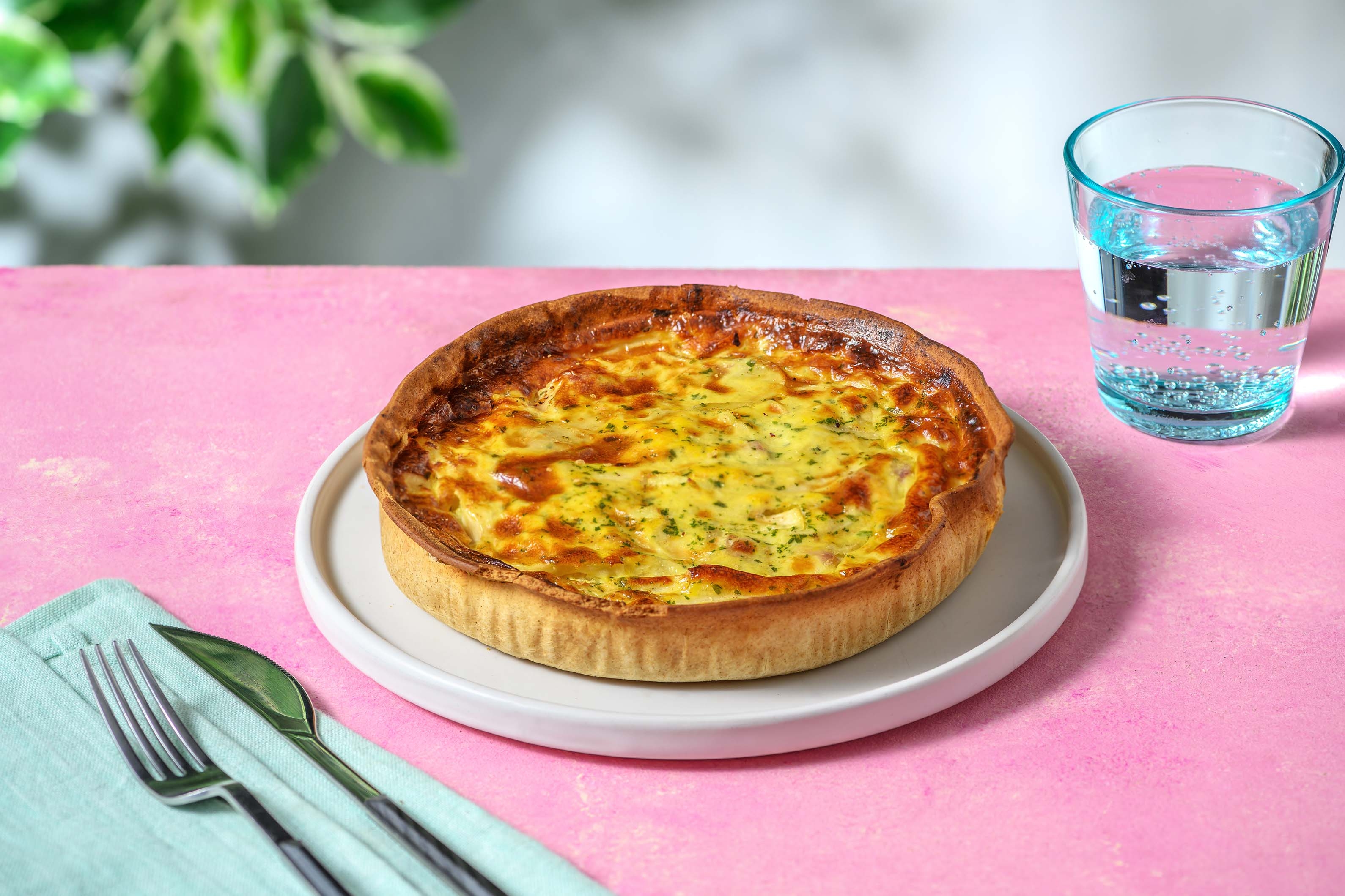 Quiche met witte asperges, ham en ei