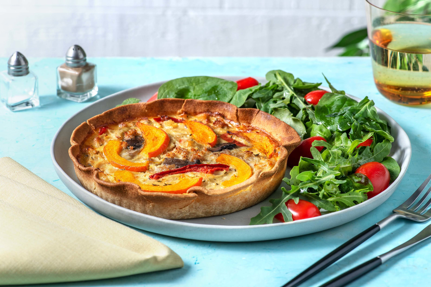Quiche pompoen-spek met een frisse salade