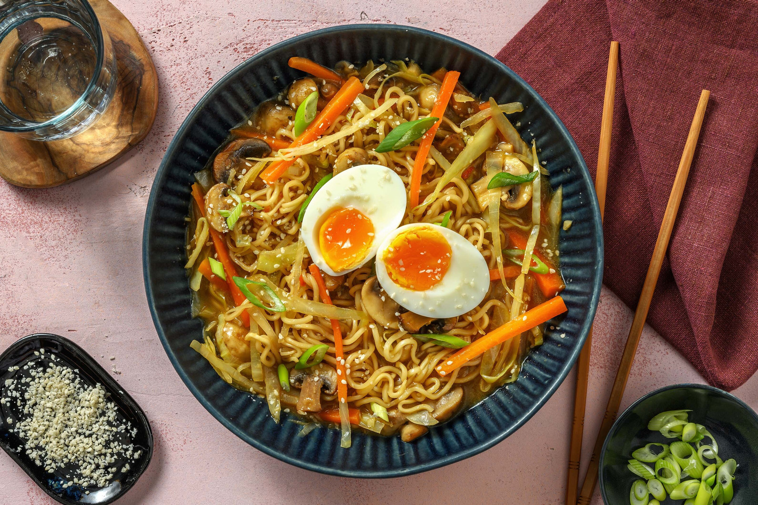 Snelle vegetarische ramen met paddenstoelen