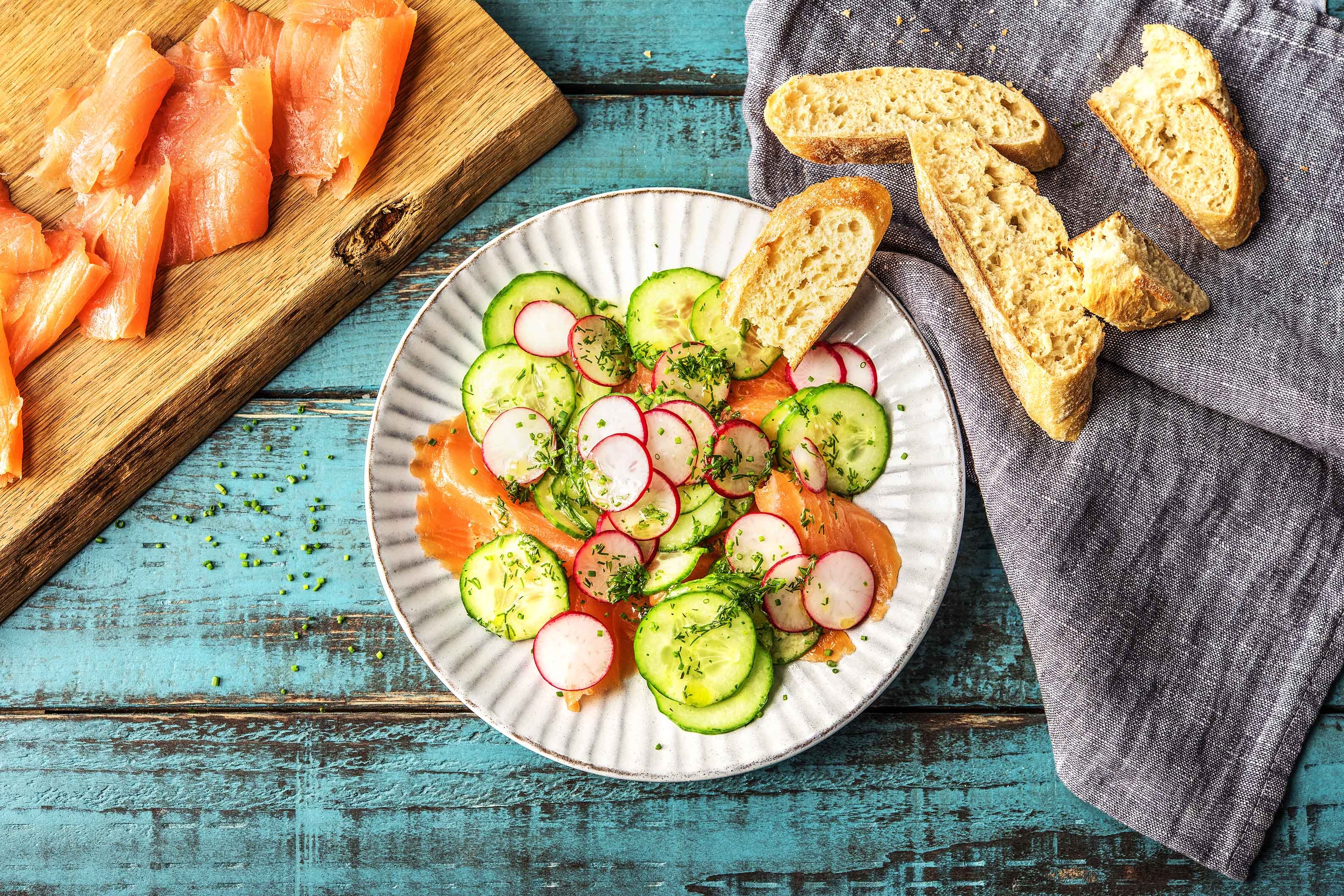 Räucherlachs mit Gurkensalat