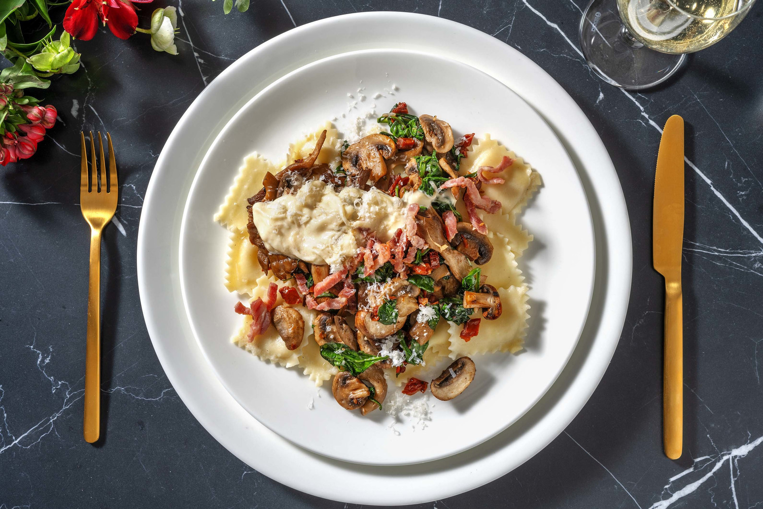 Dauphiné-ravioli met pecorinosaus en ontbijtspek