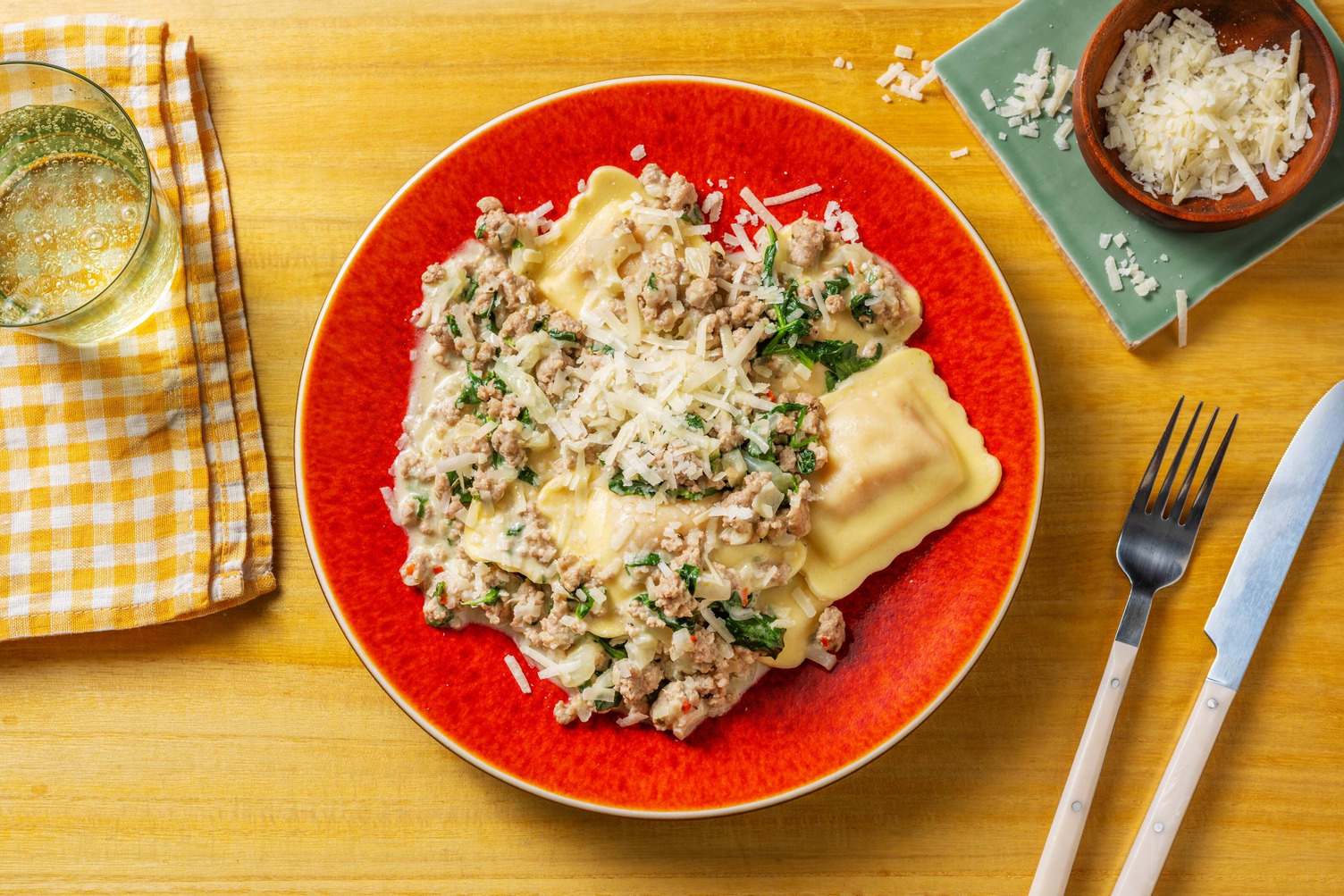 Romige ravioli met gekruid kipgehakt en spinazie