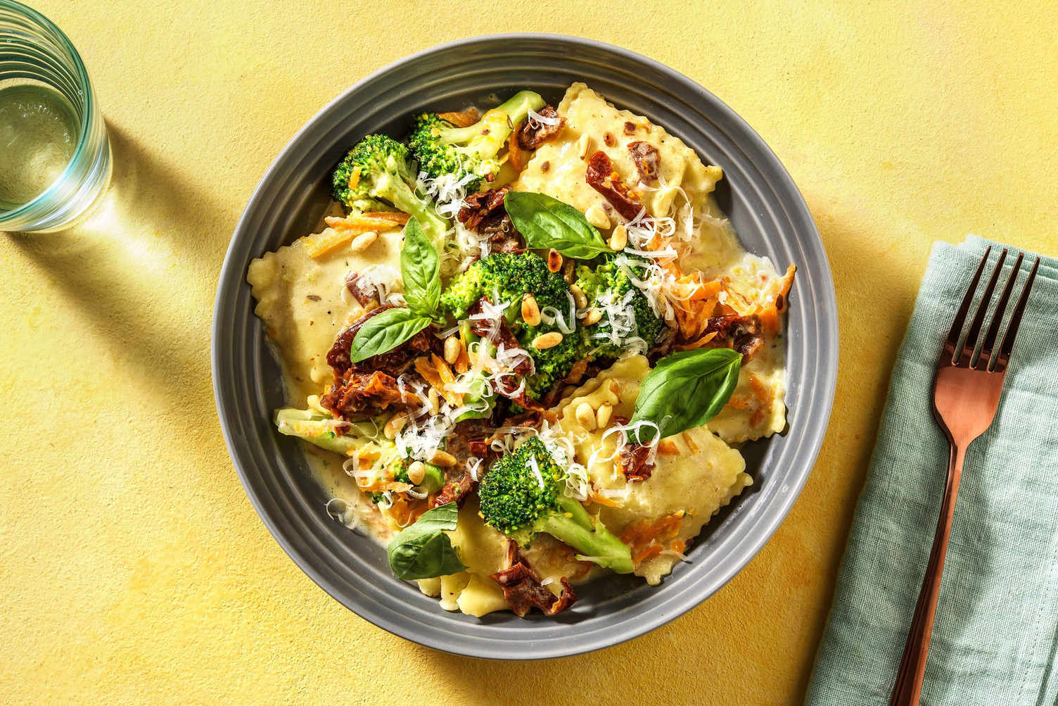 Ravioli gefüllt mit Tomate und Mozzarella