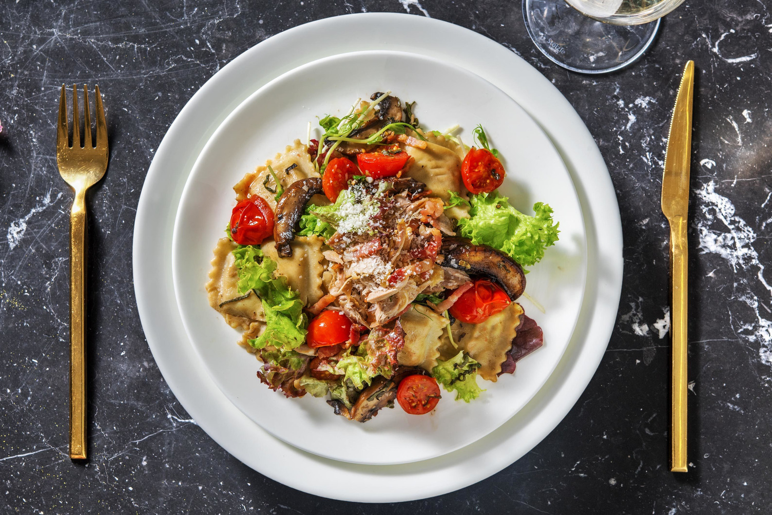 Ravioli met gekonfijte kippendij en portobello
