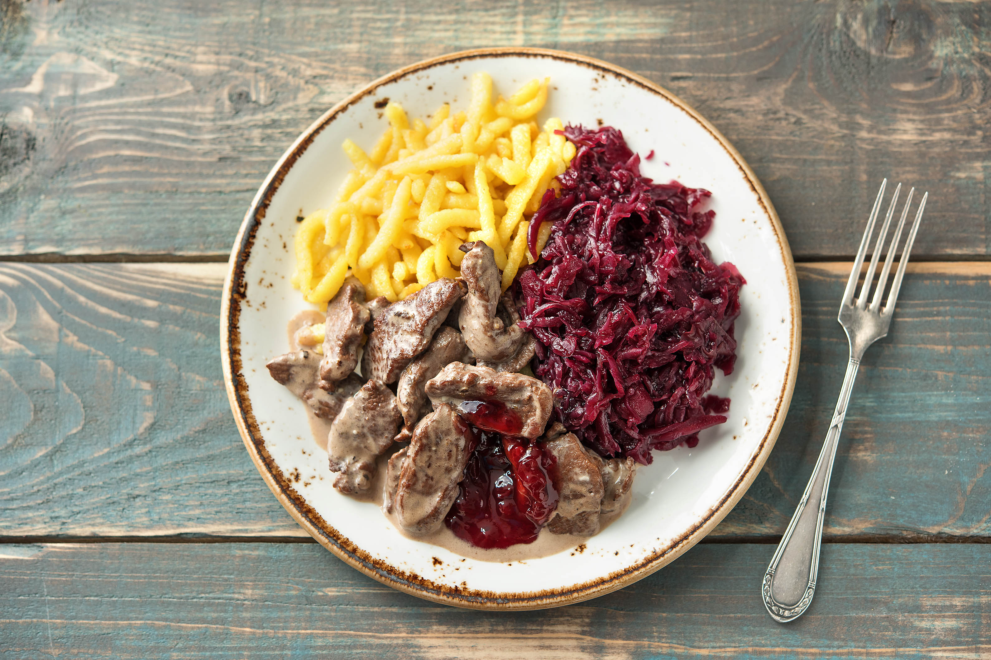 Rehgeschnetzeltes mit Rotkraut und Spätzli