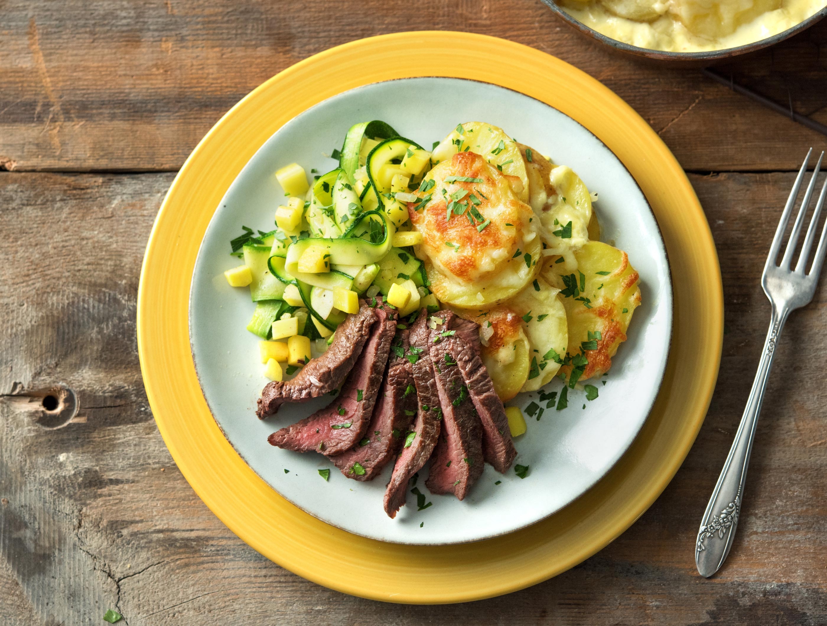 Entrecôte aux lamelles de courgette et gratin de pommes de terre