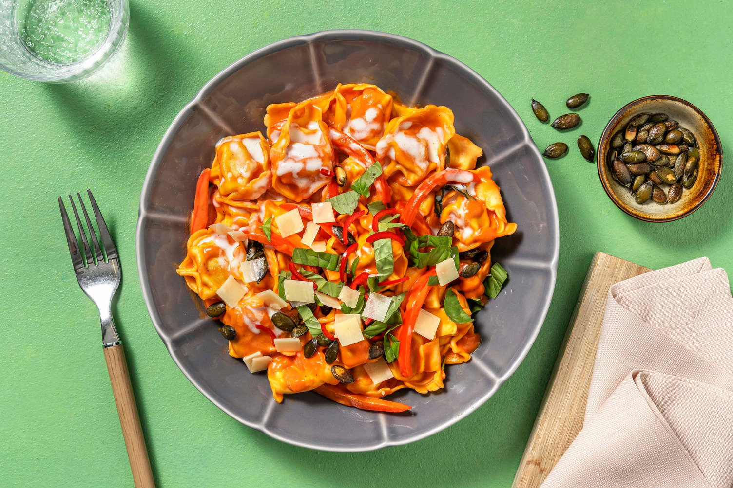 Ricotta-Tortellini in cremiger Paprika-Tomaten-Suppe