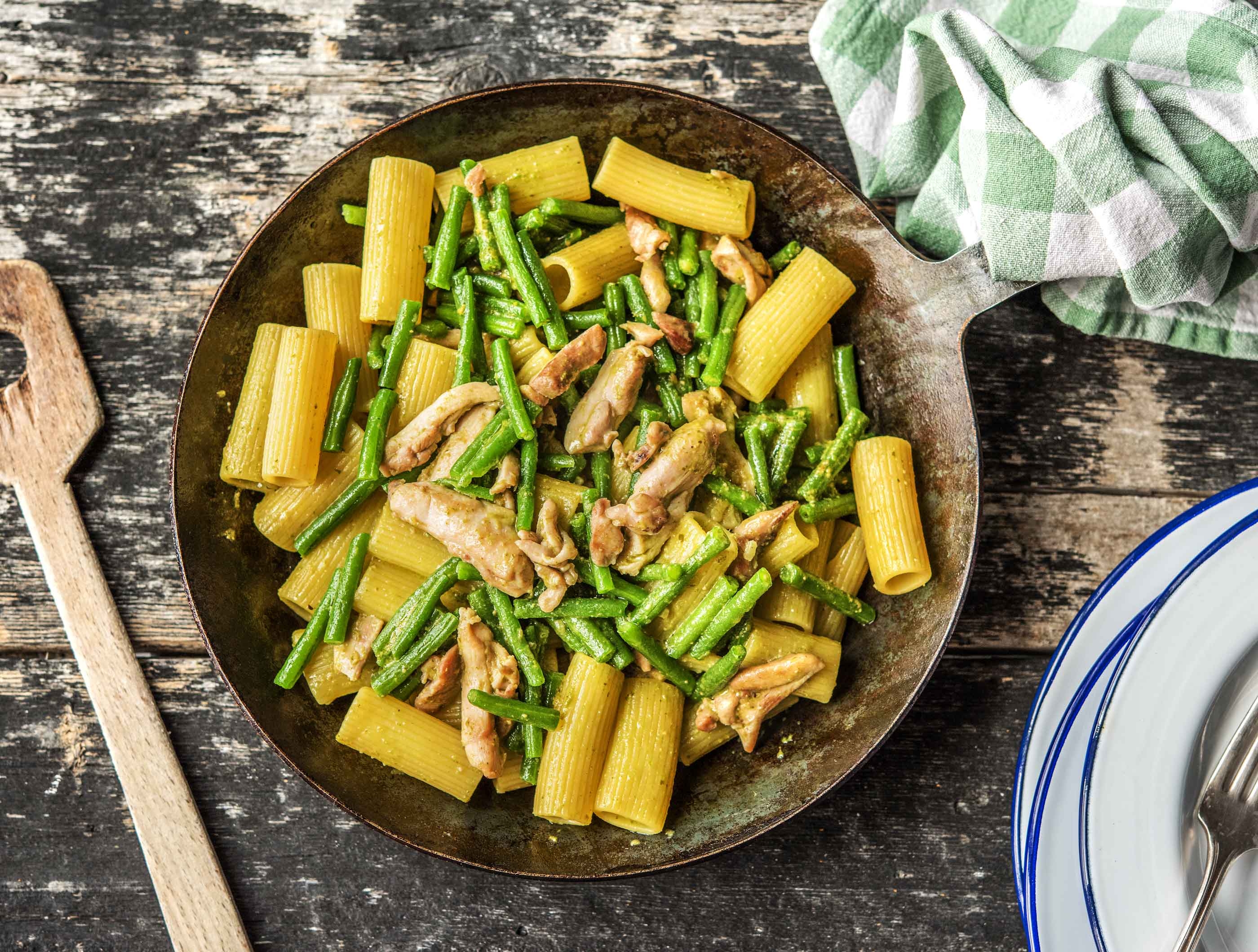 Rigatoni met kippendijreepjes, sperziebonen en pesto Genovese