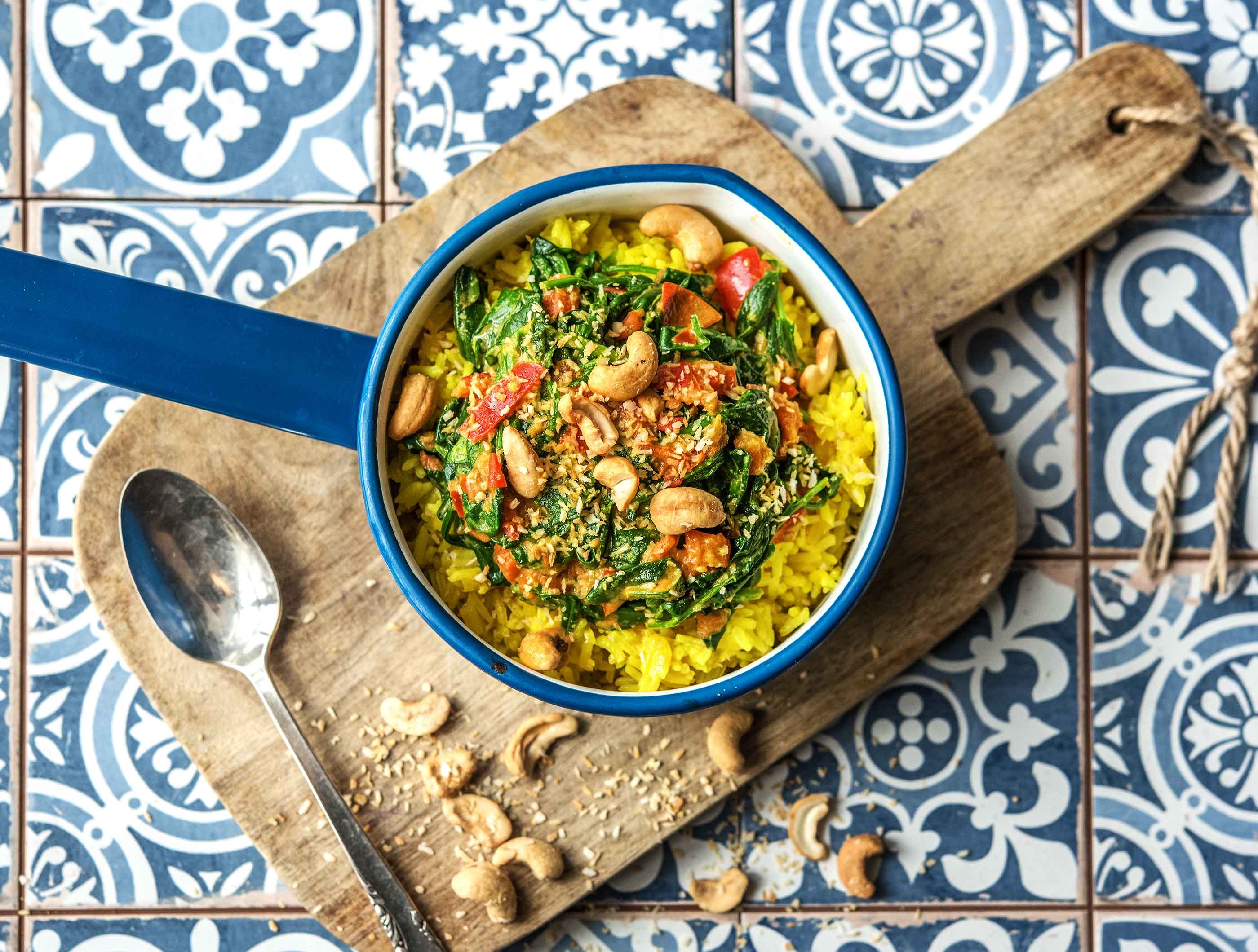 Rijst met kokosspinazie en cashewnoten met kokosmelk