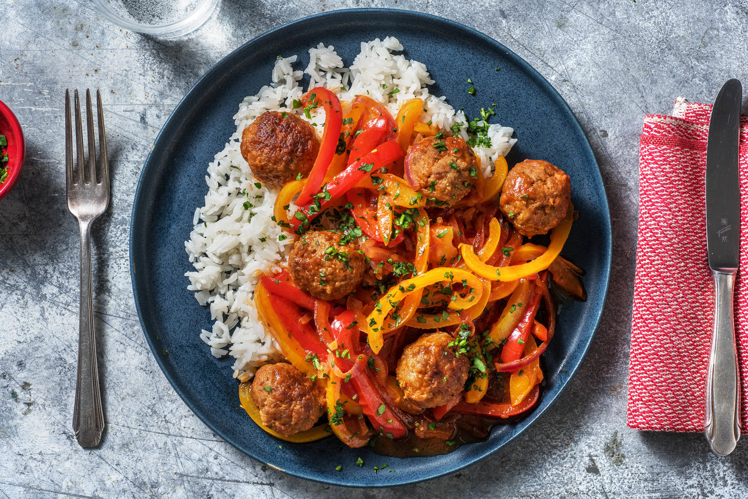 Rinderhacktätschli-Pfanne mit Peperonigemüse