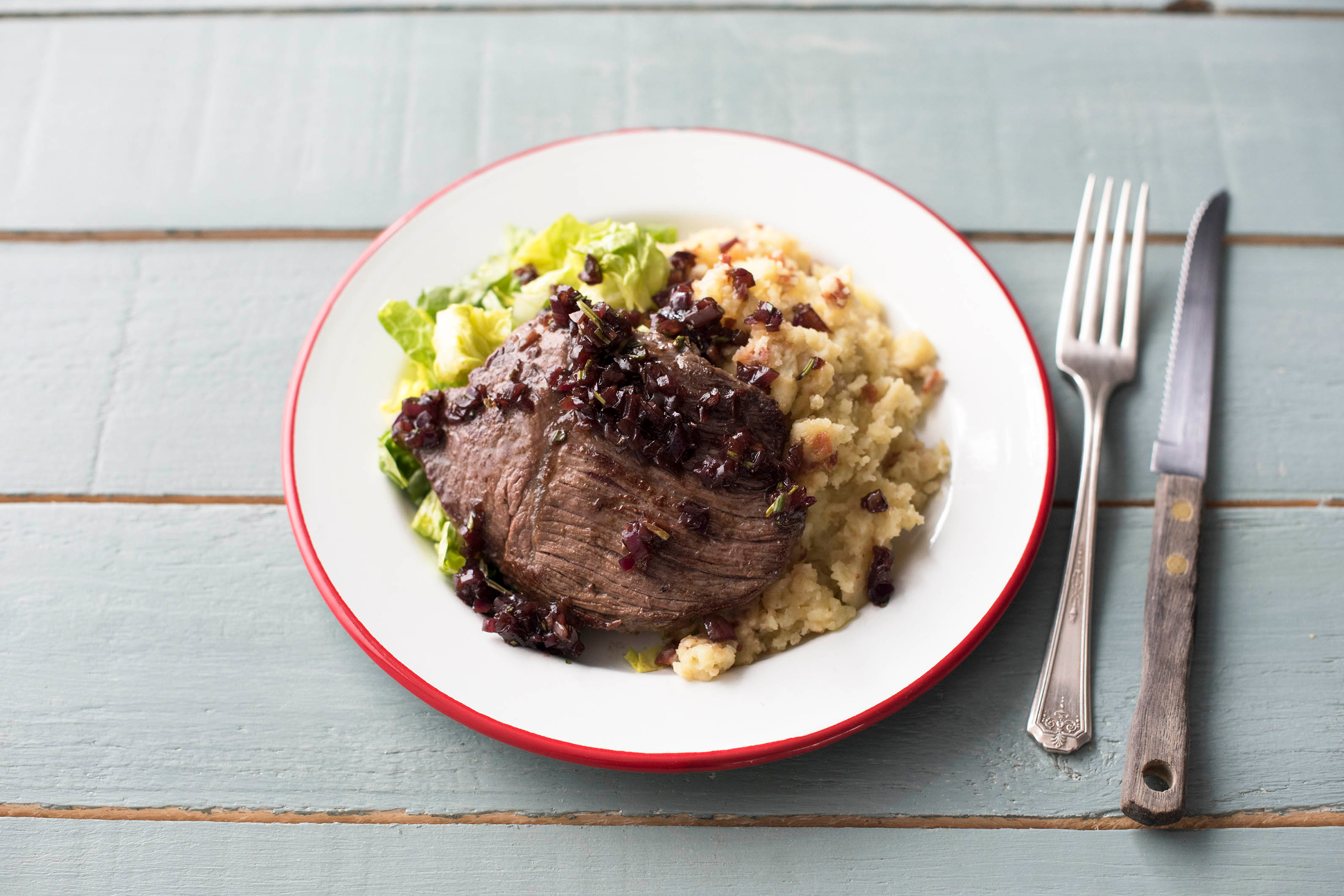 Rindssteaks mit Zwiebel-Chutney, Bratkartoffelstampf