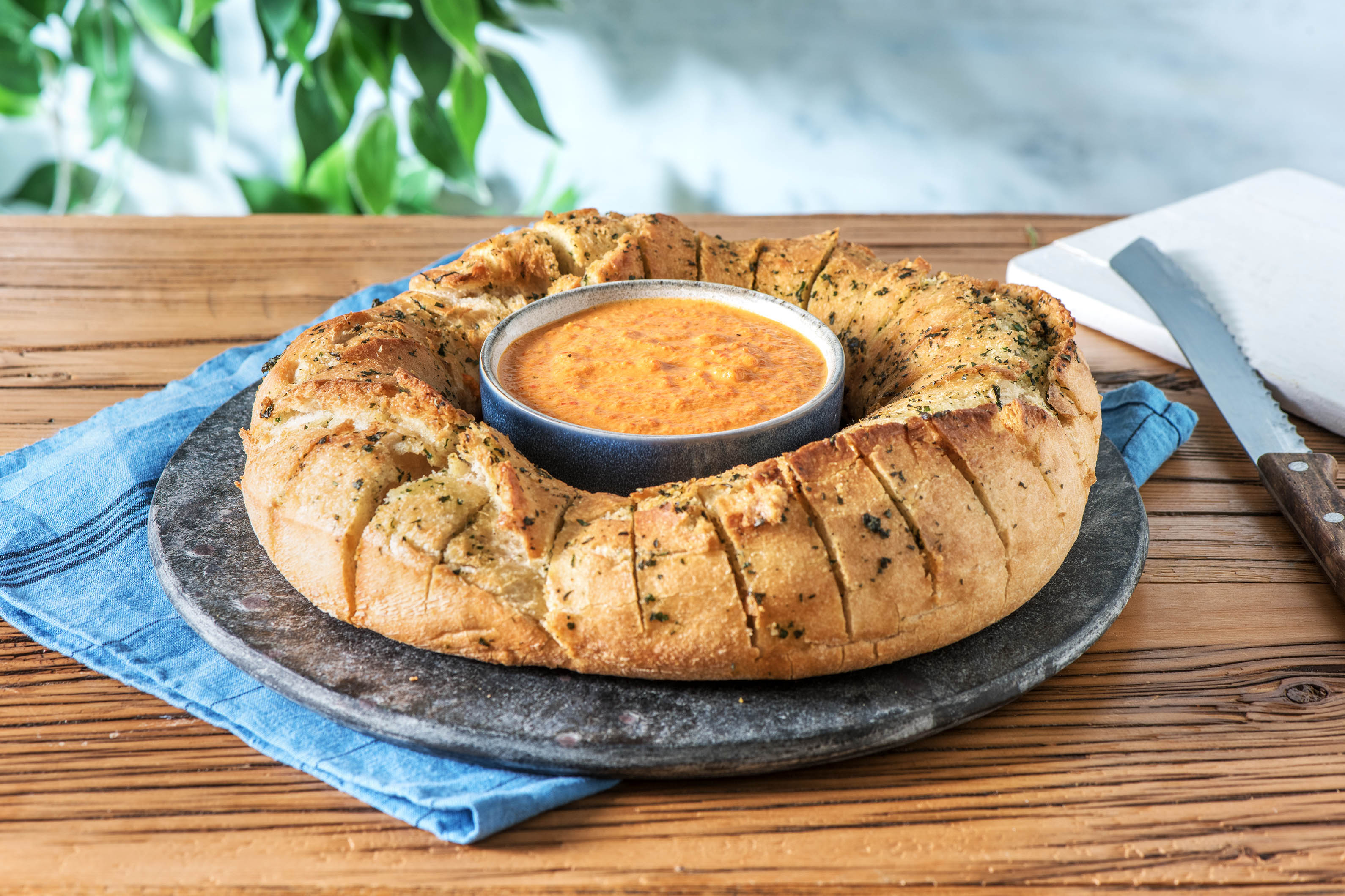 Ringbrot mit selbst gemachtem Paprikadip