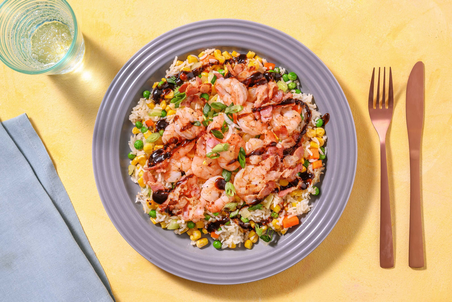 Riz frit aux crevettes et au bacon