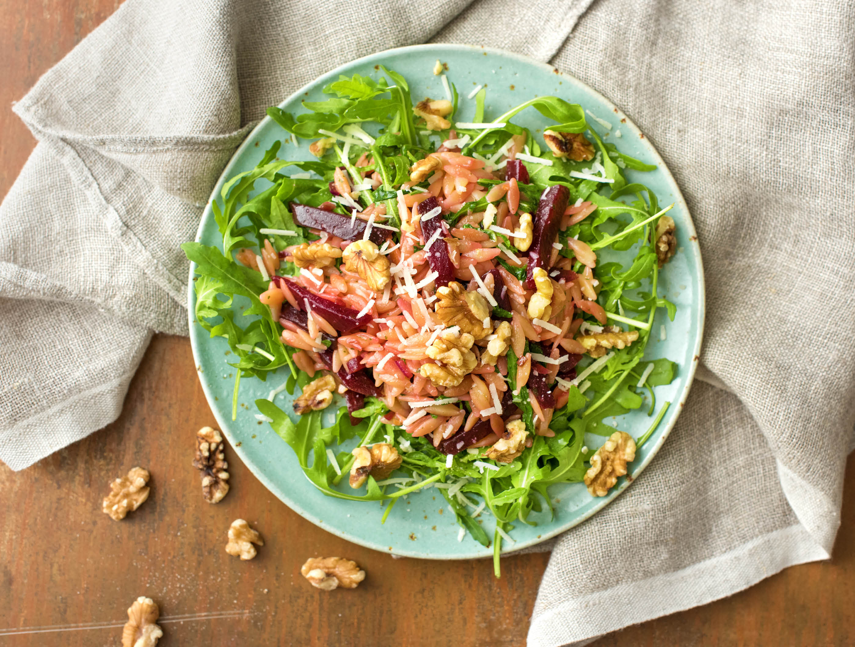 Rode bietenorzo met rucola, pecorino en walnoten