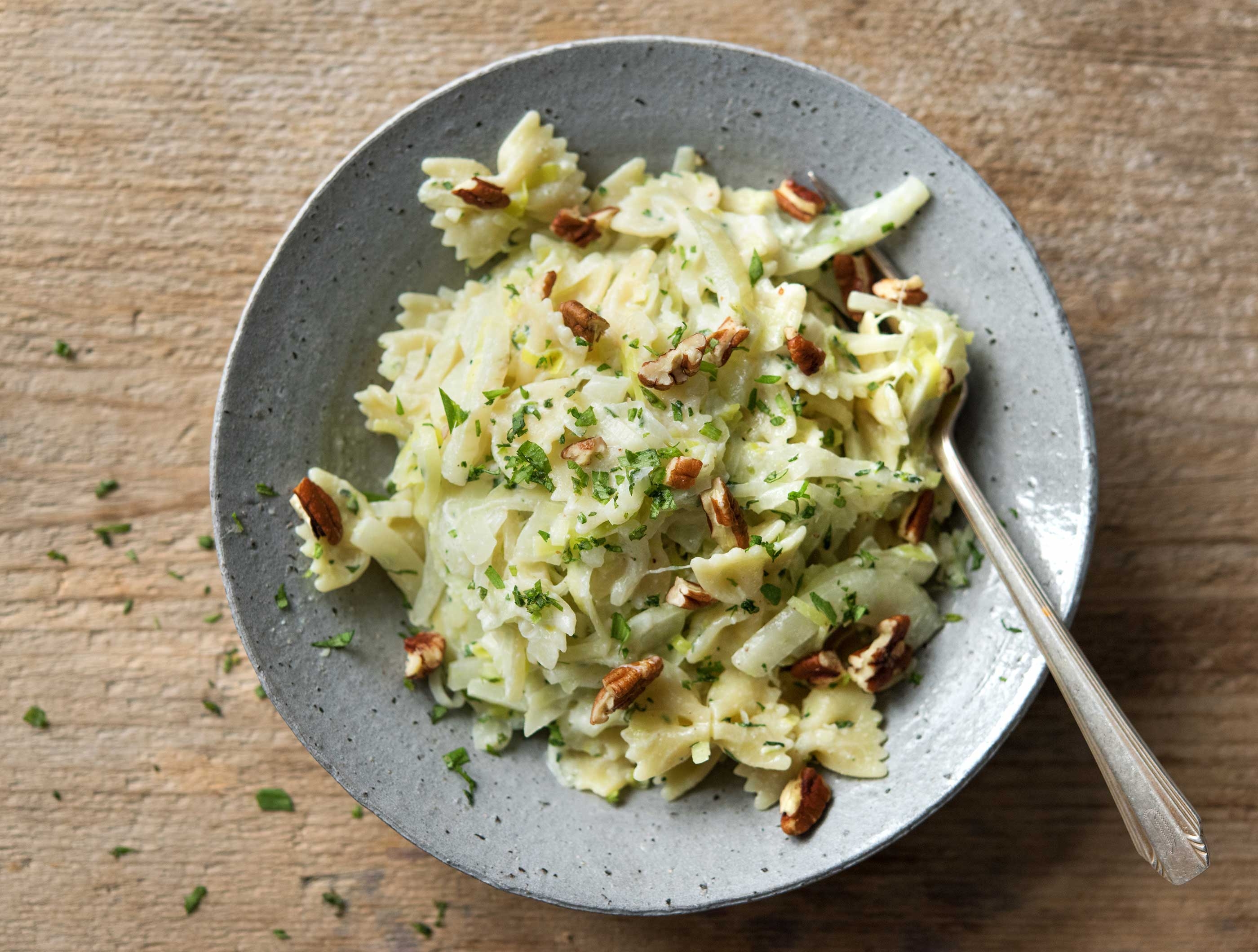 Romige farfalle met verse dragon en pecannoten