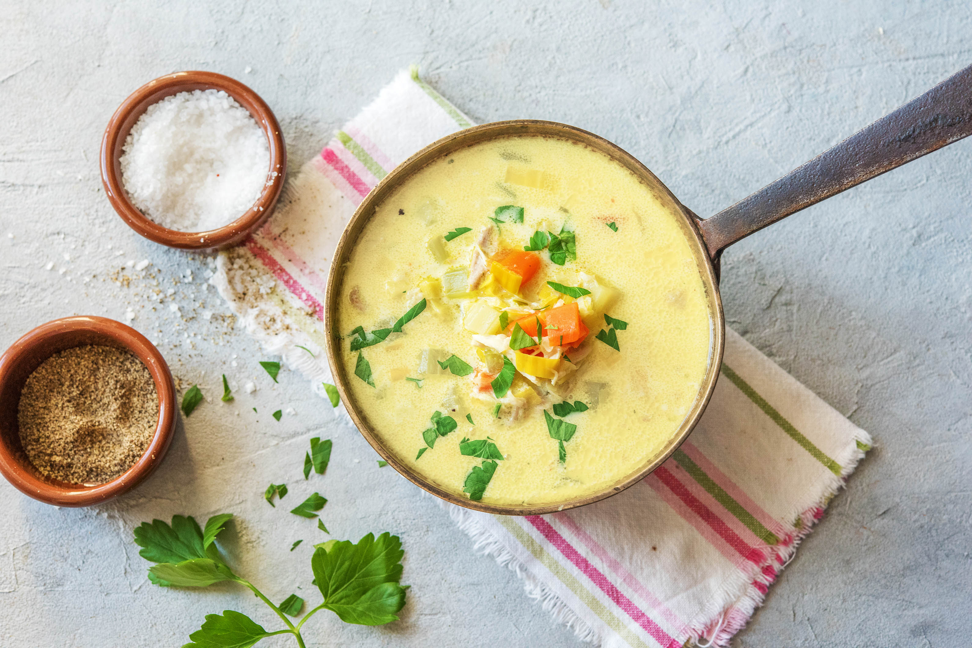 Romige Gentse waterzooi met kippendijen, peterselie en groenten