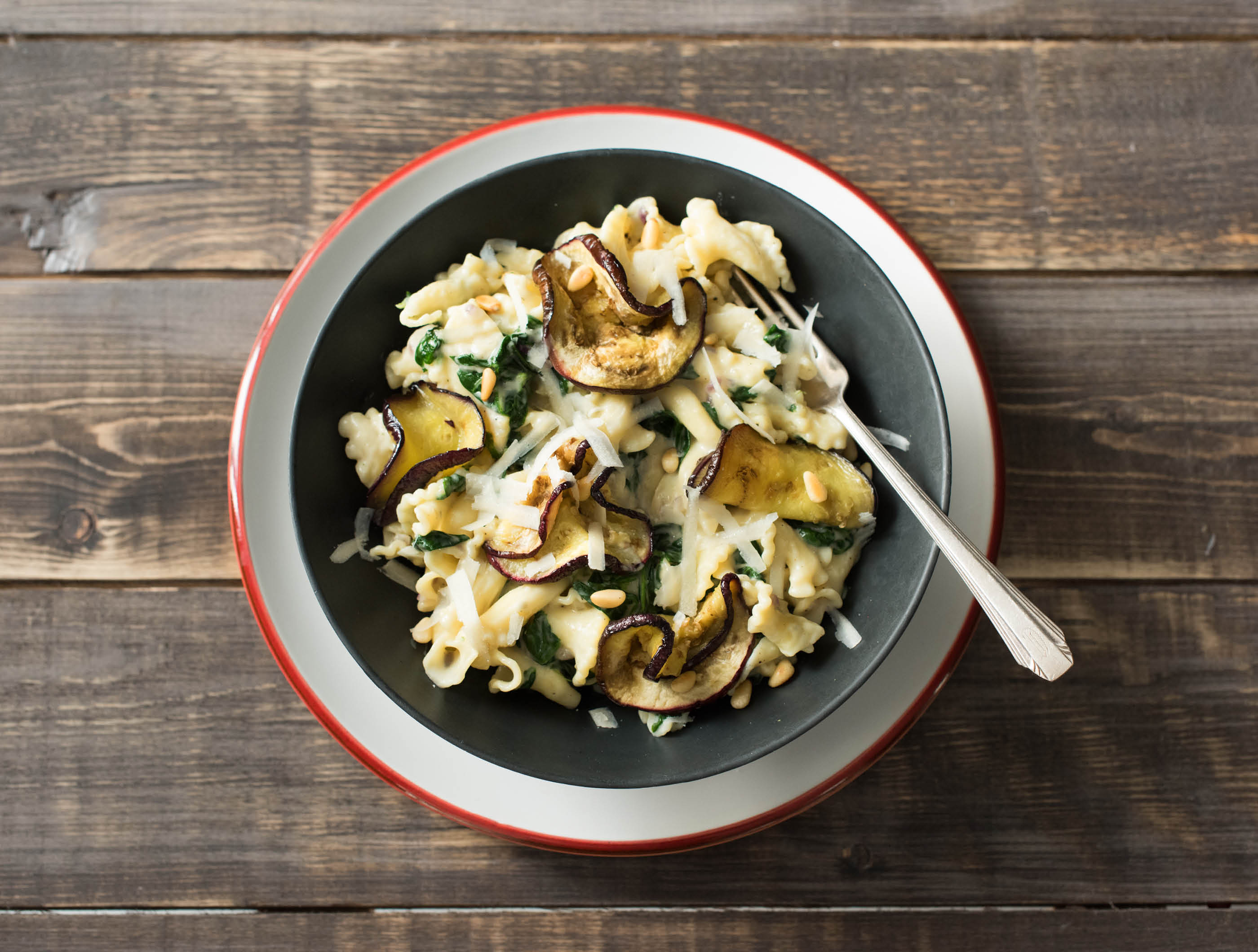 Romige gigli met aubergine en oude kaas