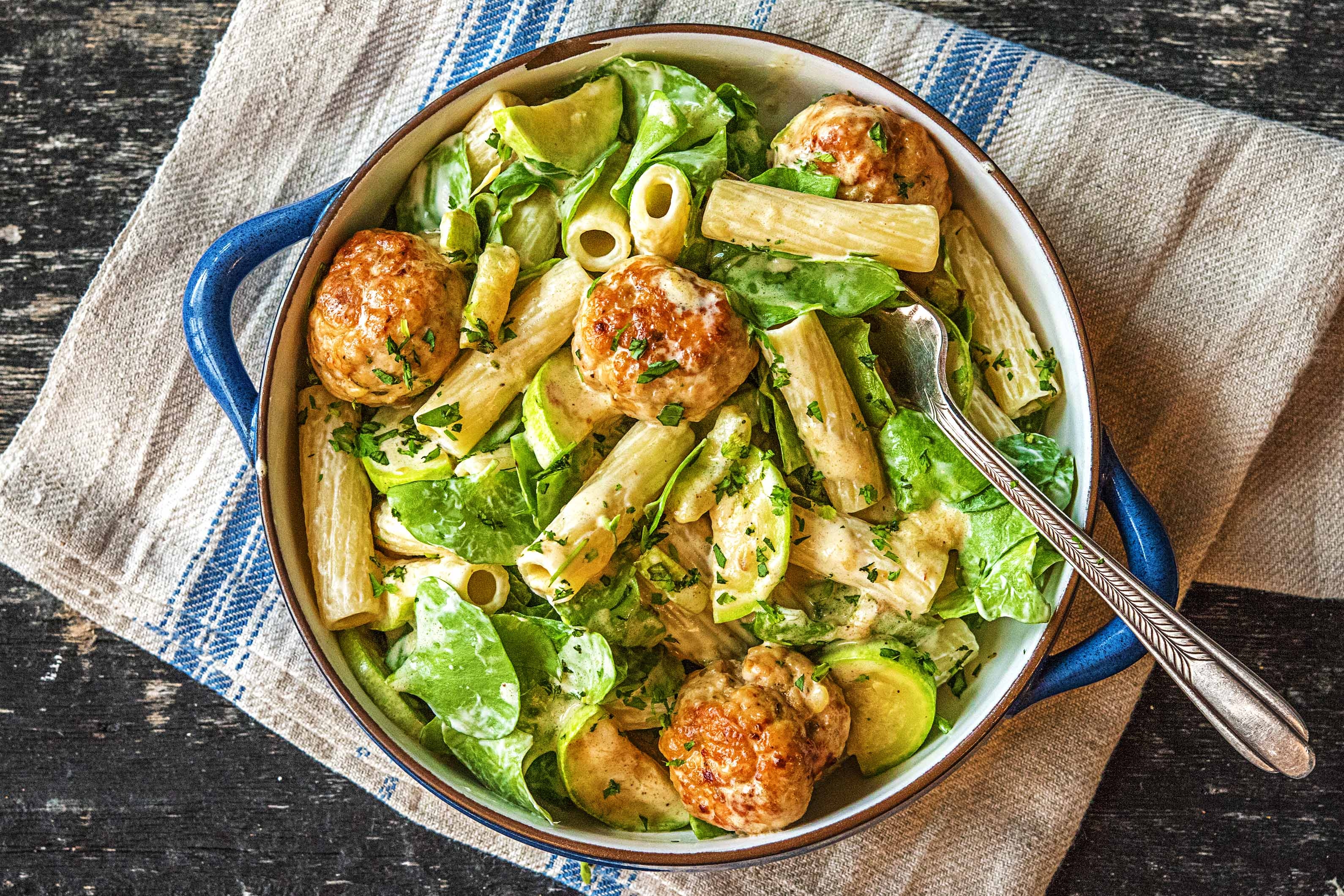Pâtes à la crème et boulettes de poulet haché