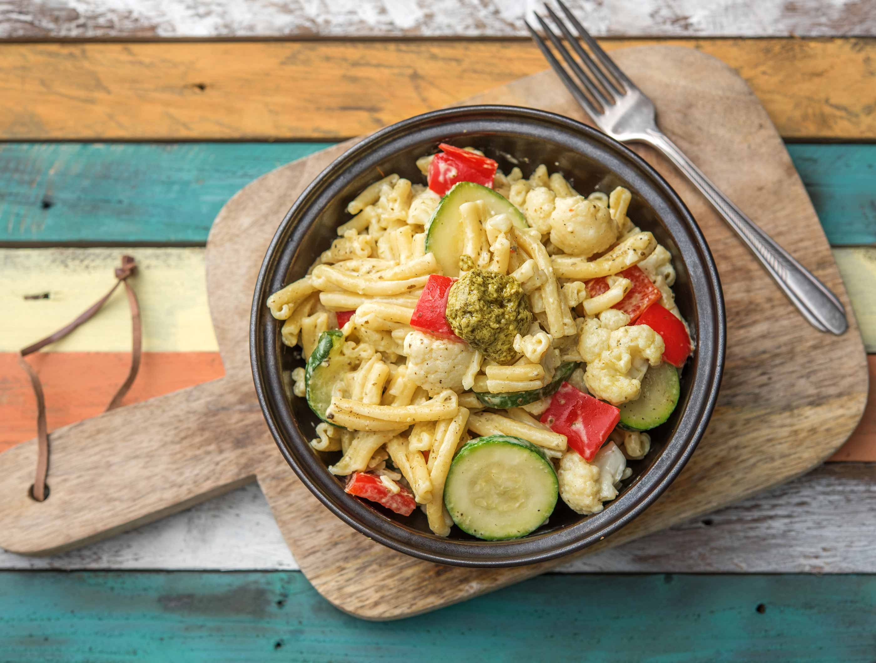 Romige pasta pesto met groente en kruidenroomkaas