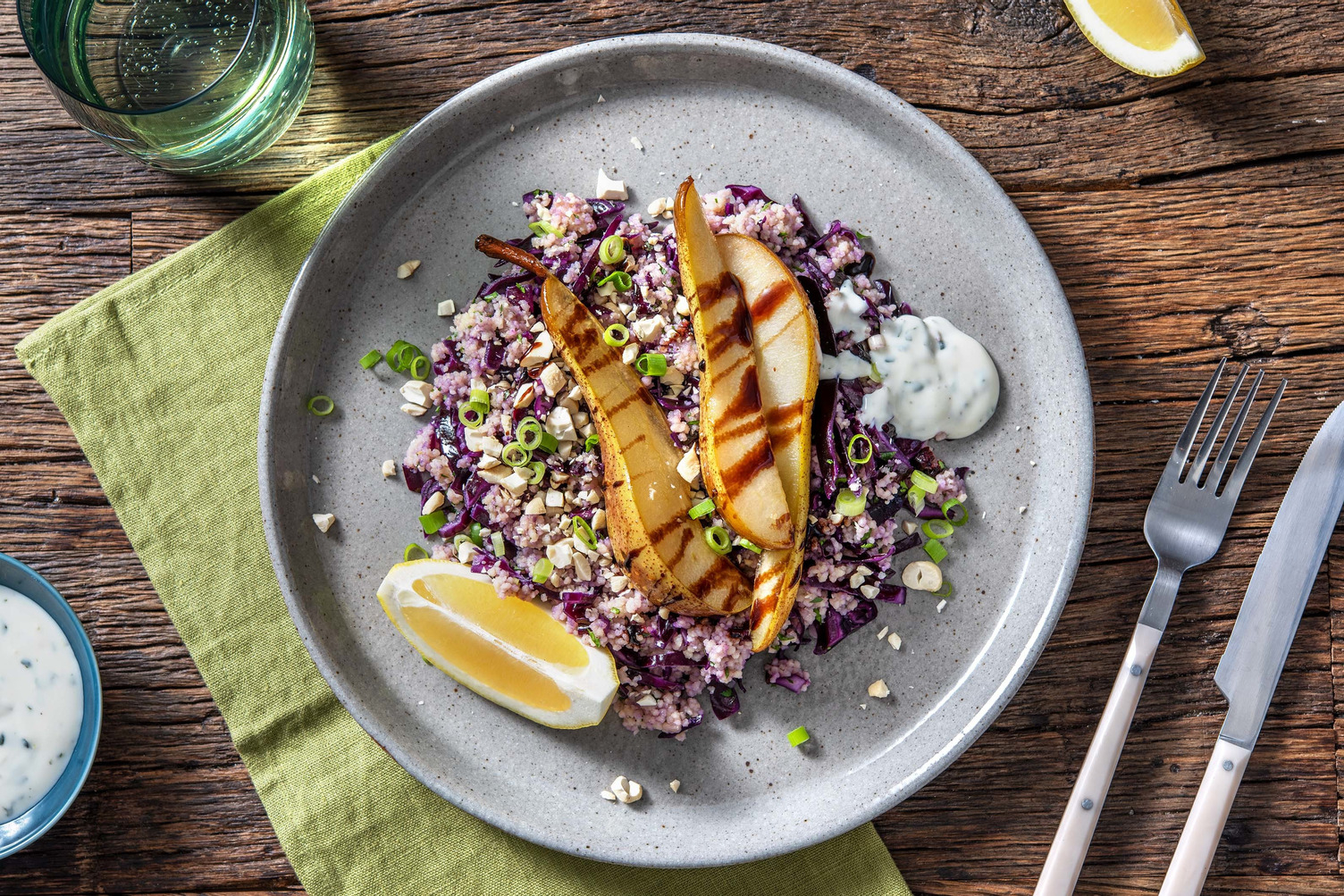 Rotkohl-Couscous mit Balsamico-Birne